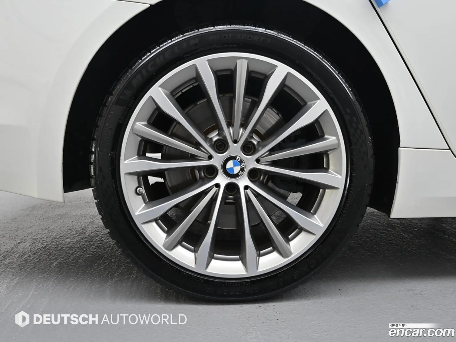BMW 5 Series G30 540I xDrive Luxury Plus - фотография 3448087