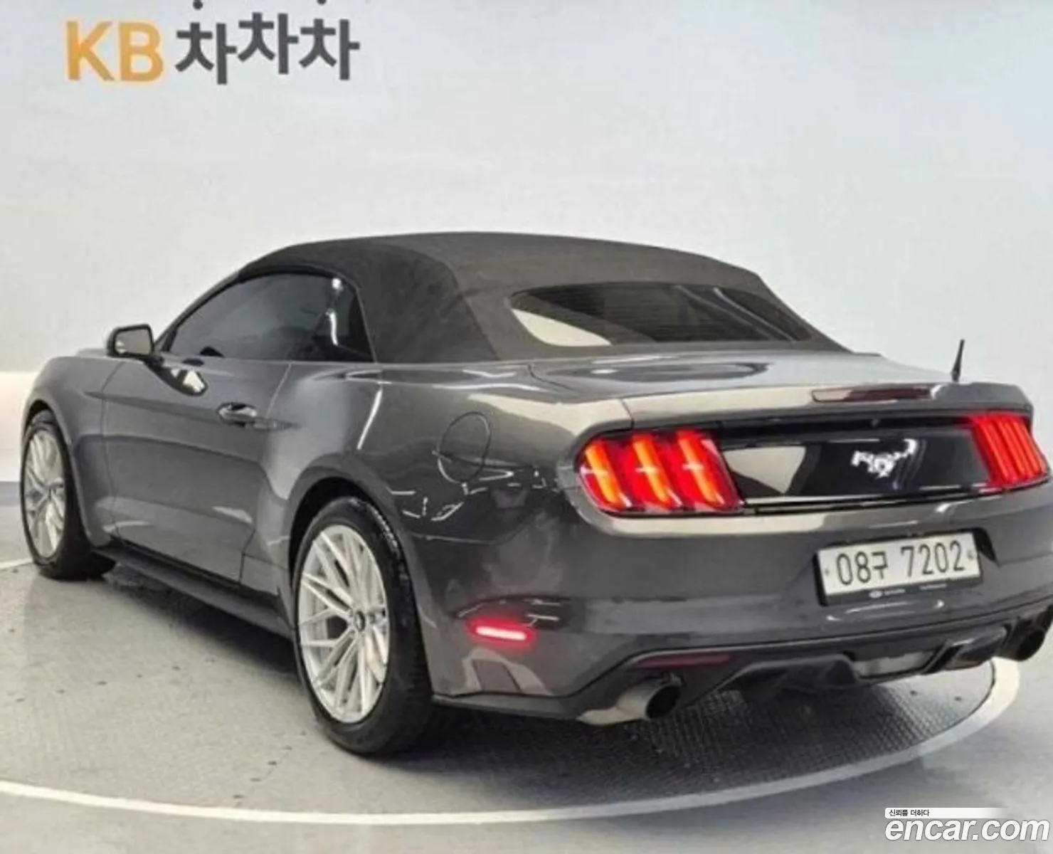 Ford Mustang Convertible - фотография 18052926