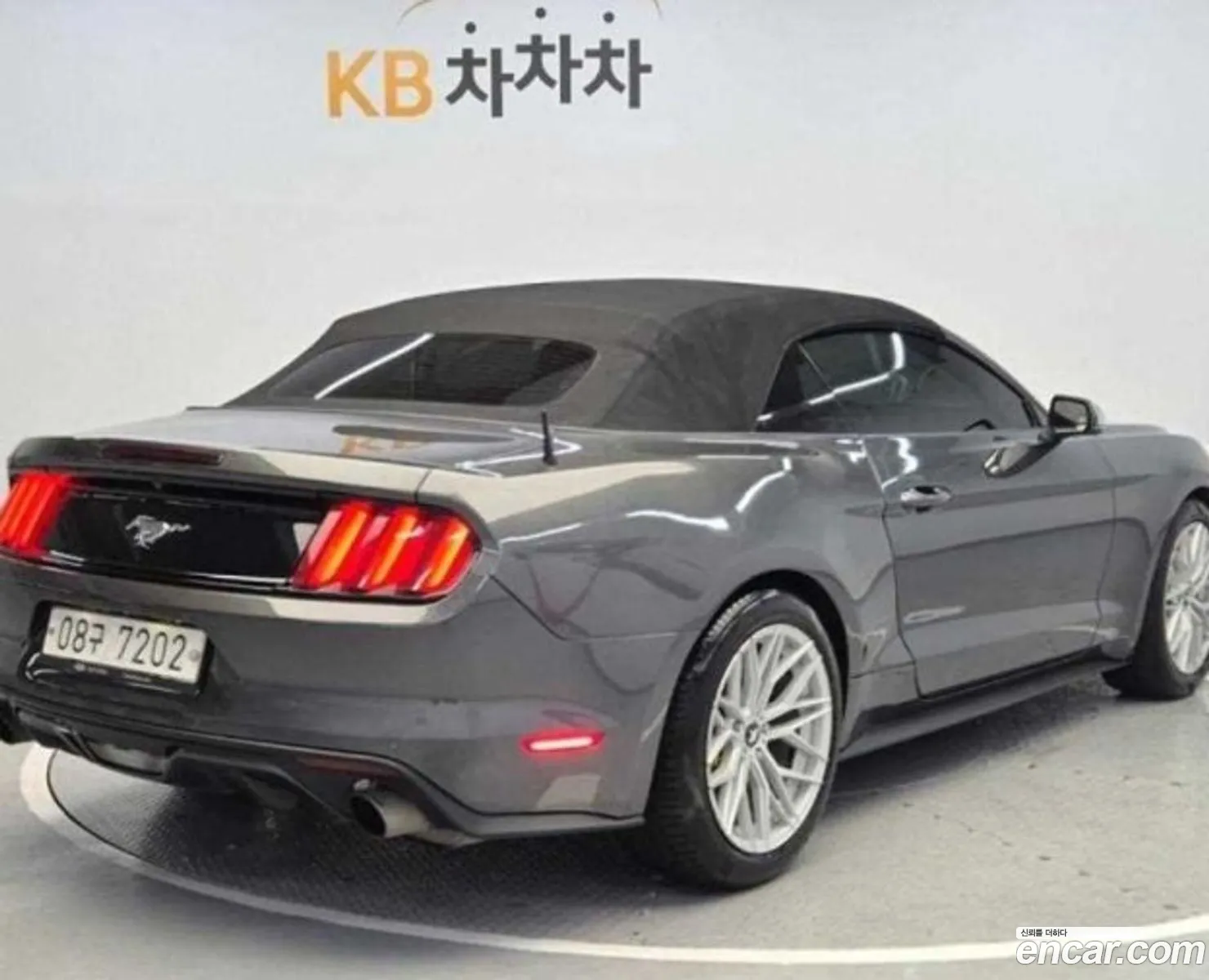 Ford Mustang Convertible - фотография 18052928