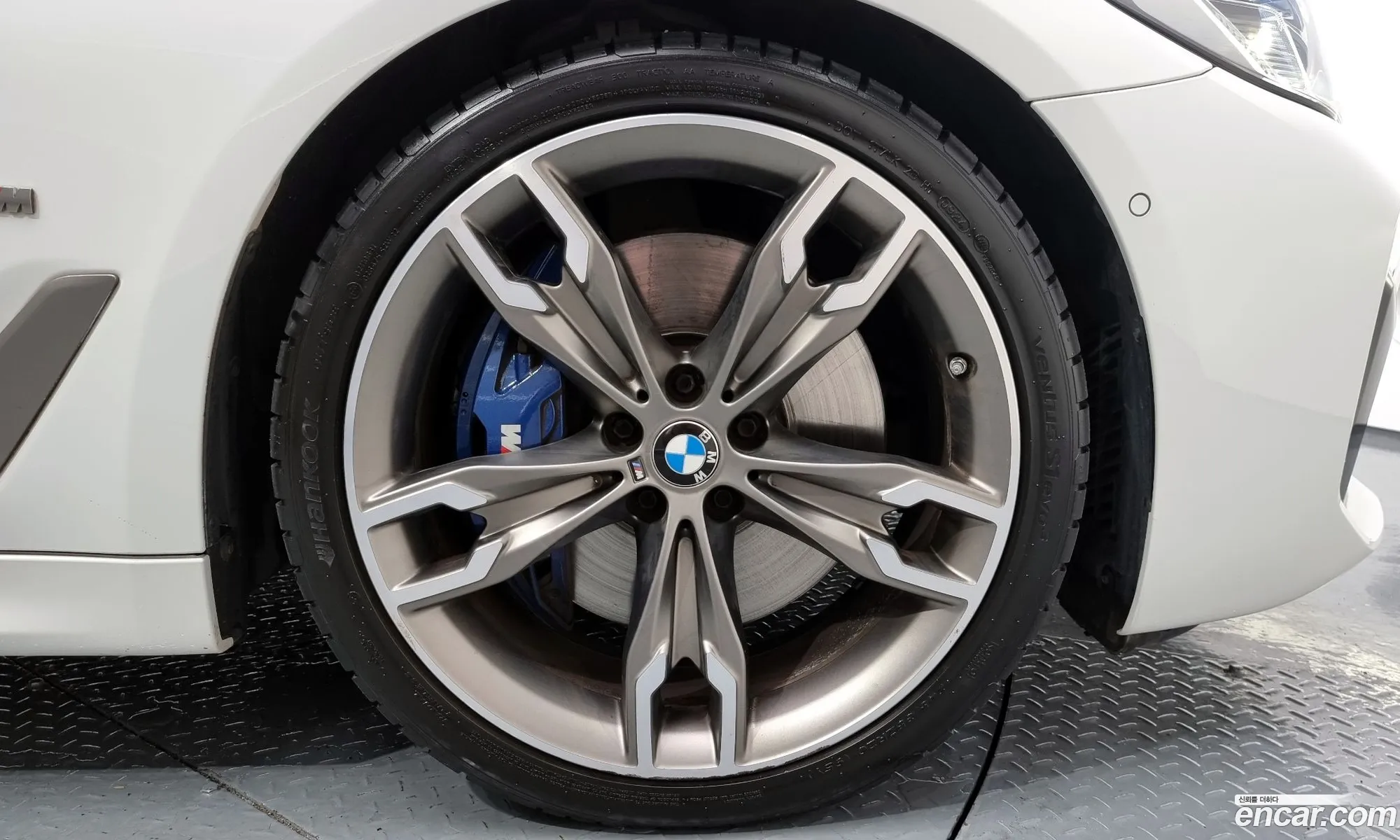 BMW 5 Series G30 M550I xDrive - фотография 4091891