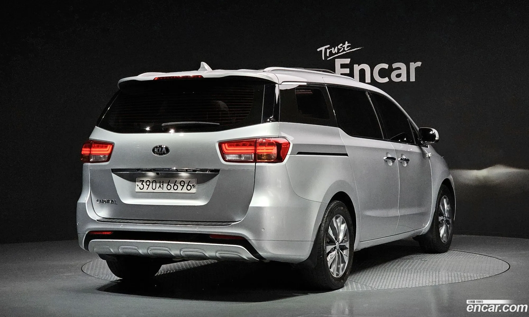 Kia All New Carnival 9-Seater Luxury - фотография 17538399