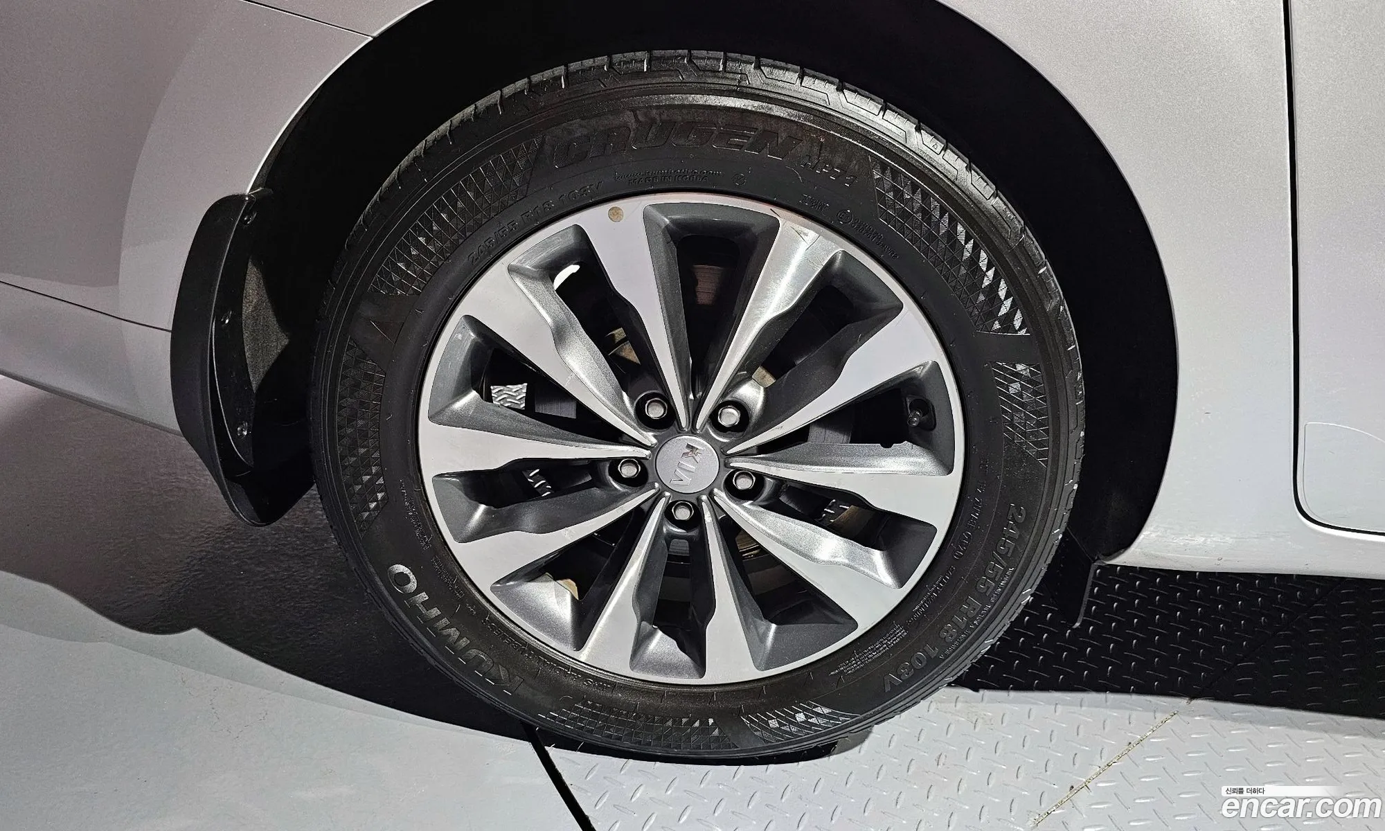 Kia All New Carnival 9-Seater Luxury - фотография 17538402