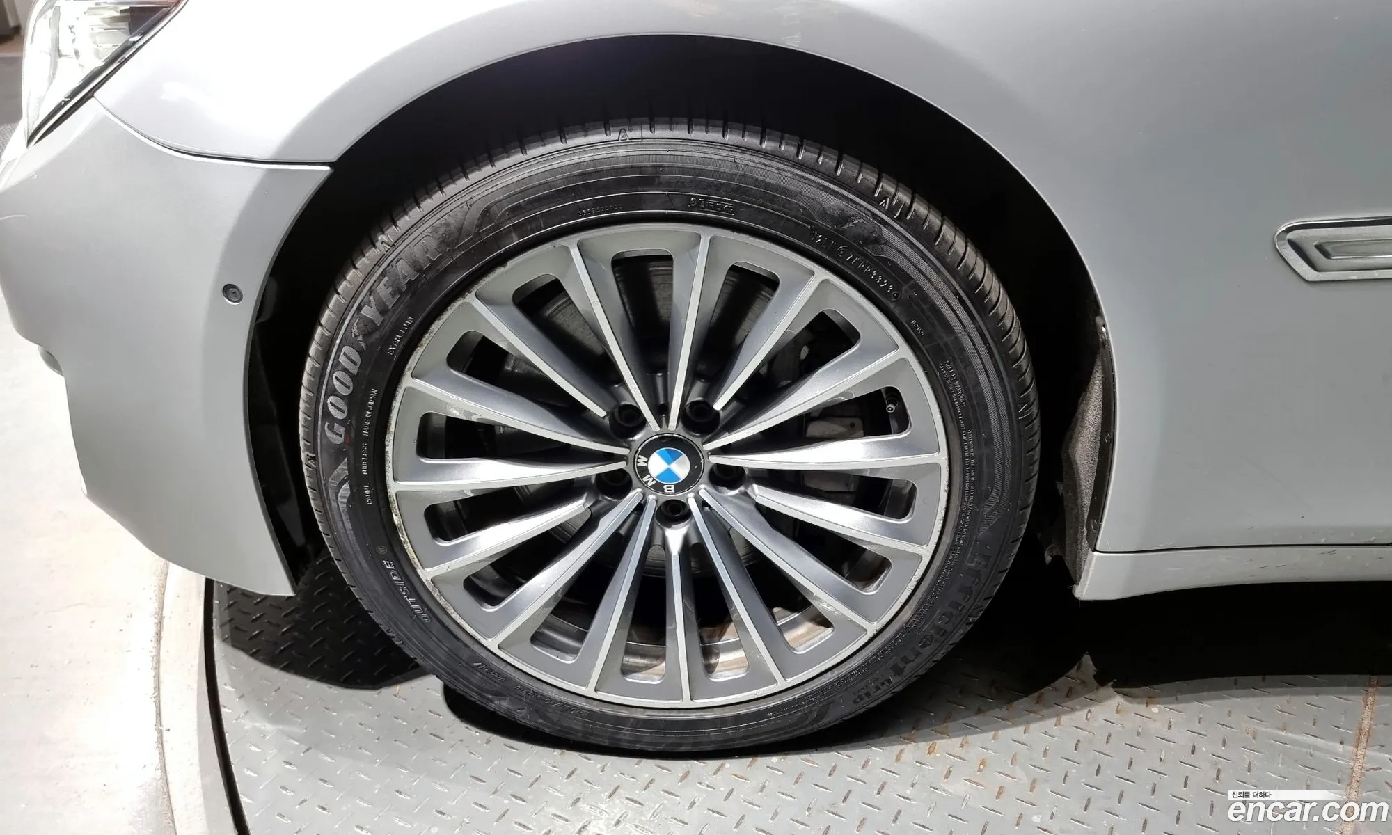 BMW 7 Series F01 750Li xDrive - фотография 2399738