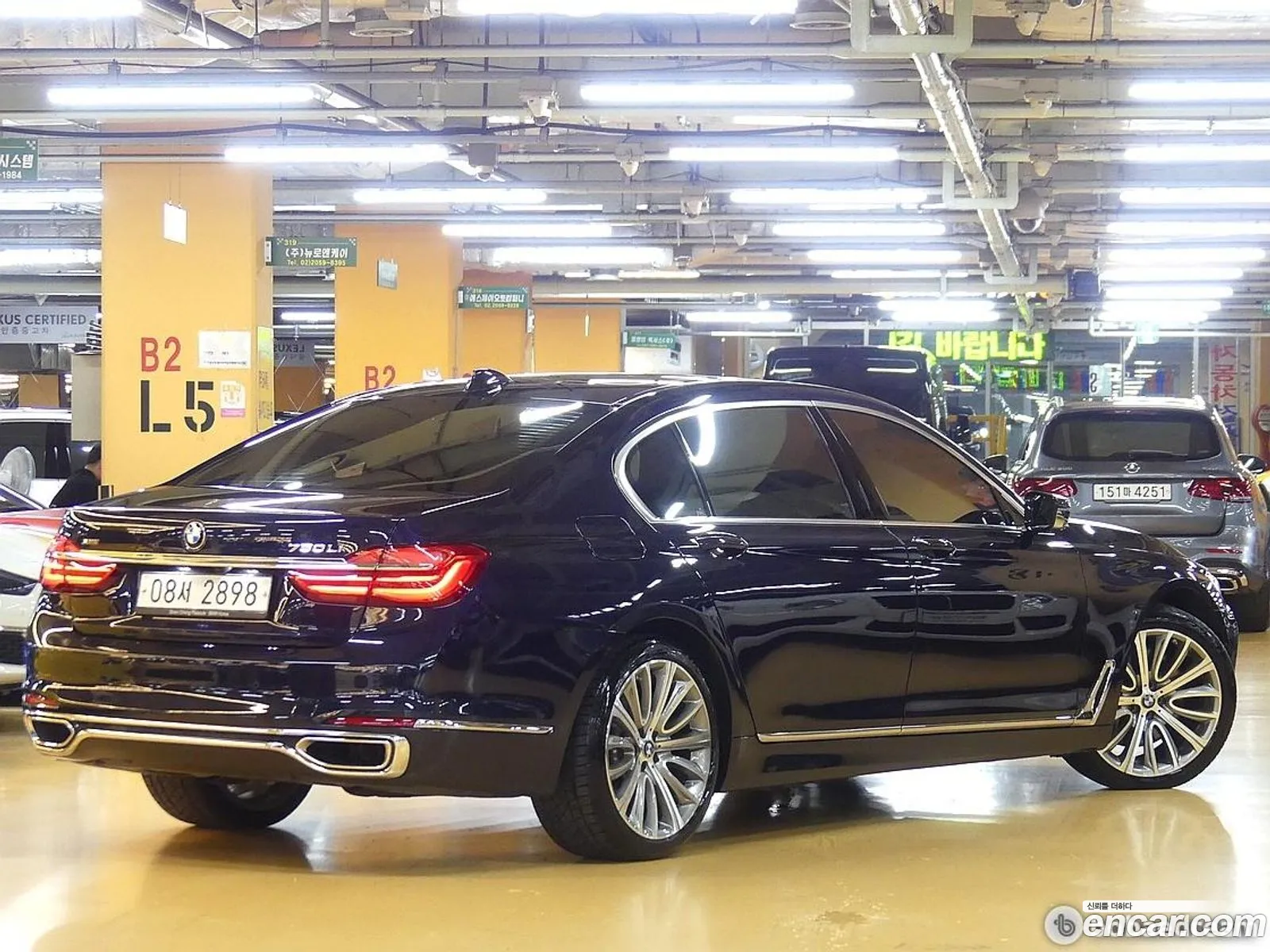 BMW 7 Series G11 750Li xDrive Luxury - фотография 12509036