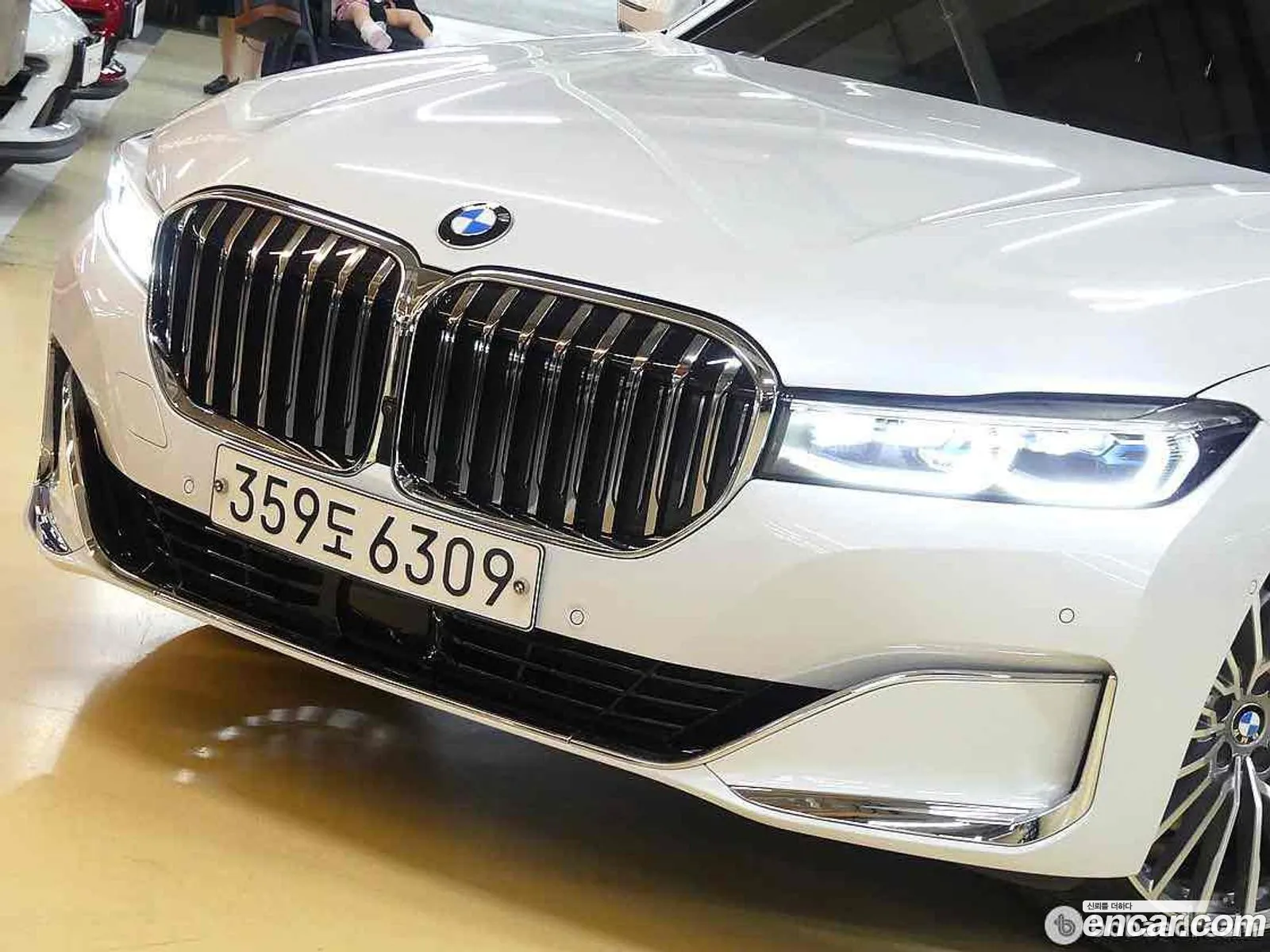 BMW 7 Series G11 740Li xDrive Design Pure Excellence - фотография 12468679