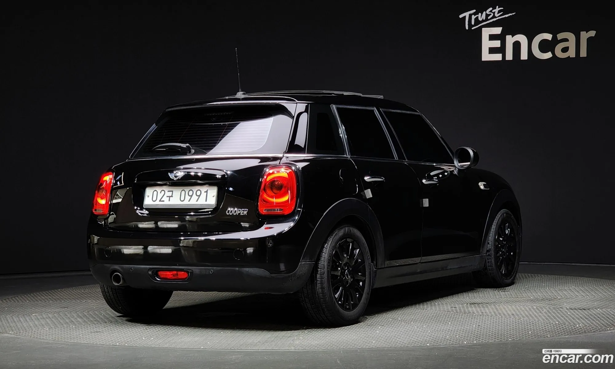 Mini Cooper 5-Door Black Suit Edition 3Rd Generation - фотография 9349517