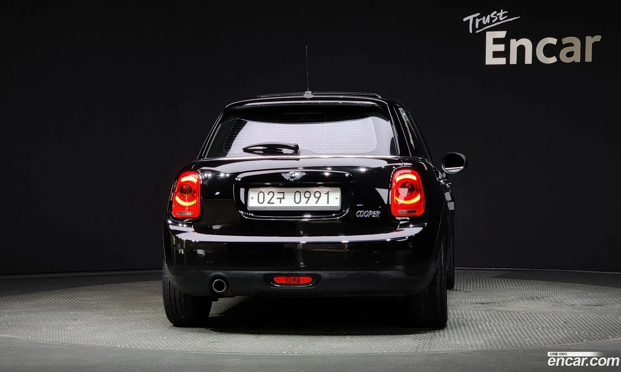 Mini Cooper 5-Door Black Suit Edition 3Rd Generation - фотография 9349519