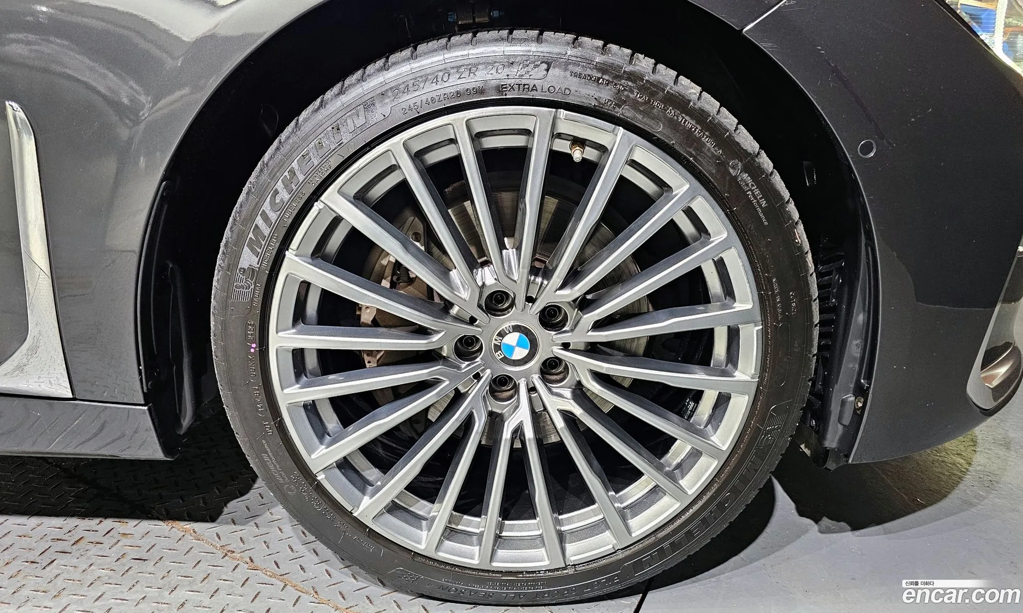 BMW 7 Series G11 740Li xDrive Design Pure Excellence - фотография 12009287
