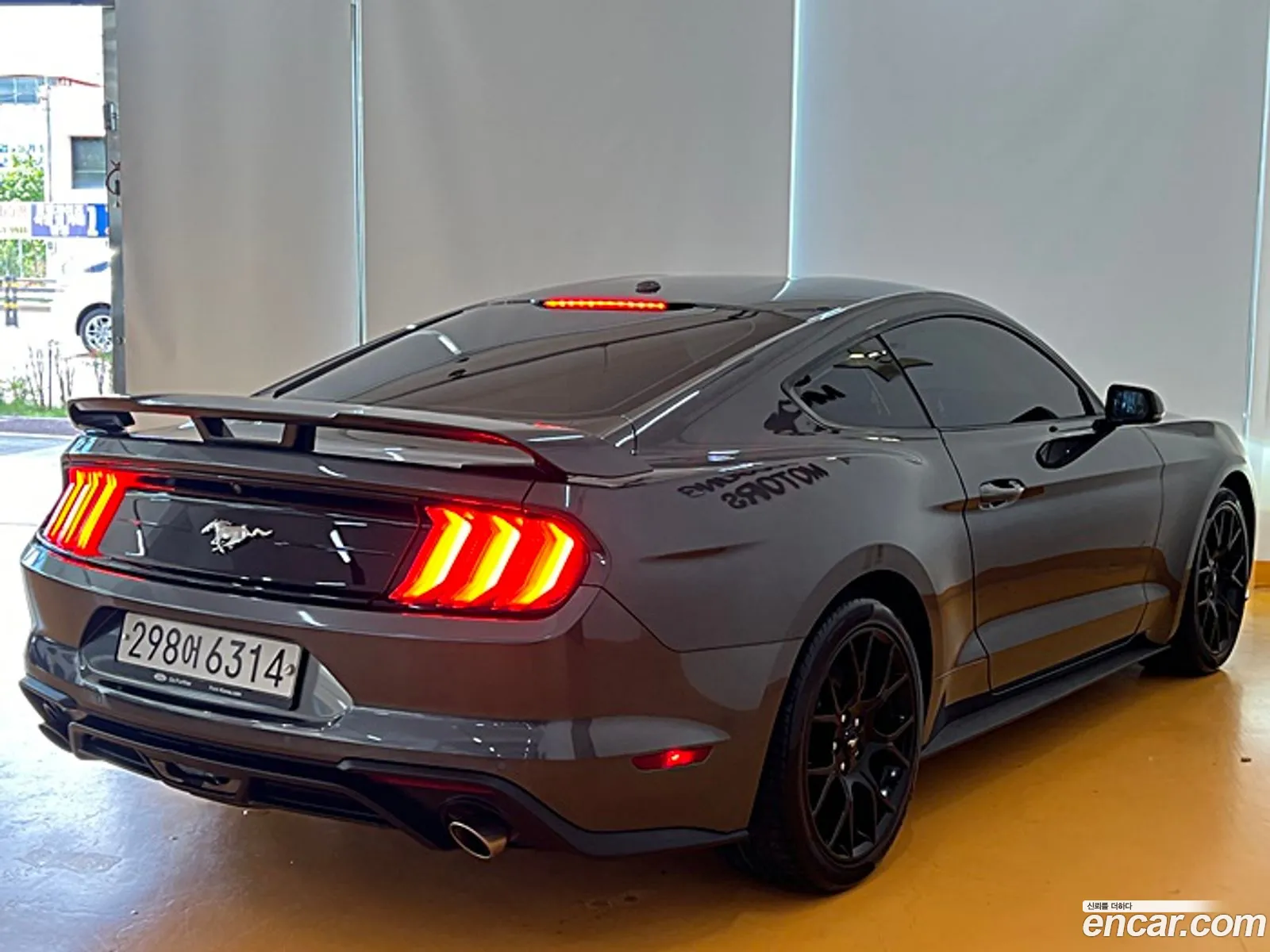 Ford Mustang Coupe - фотография 18059680