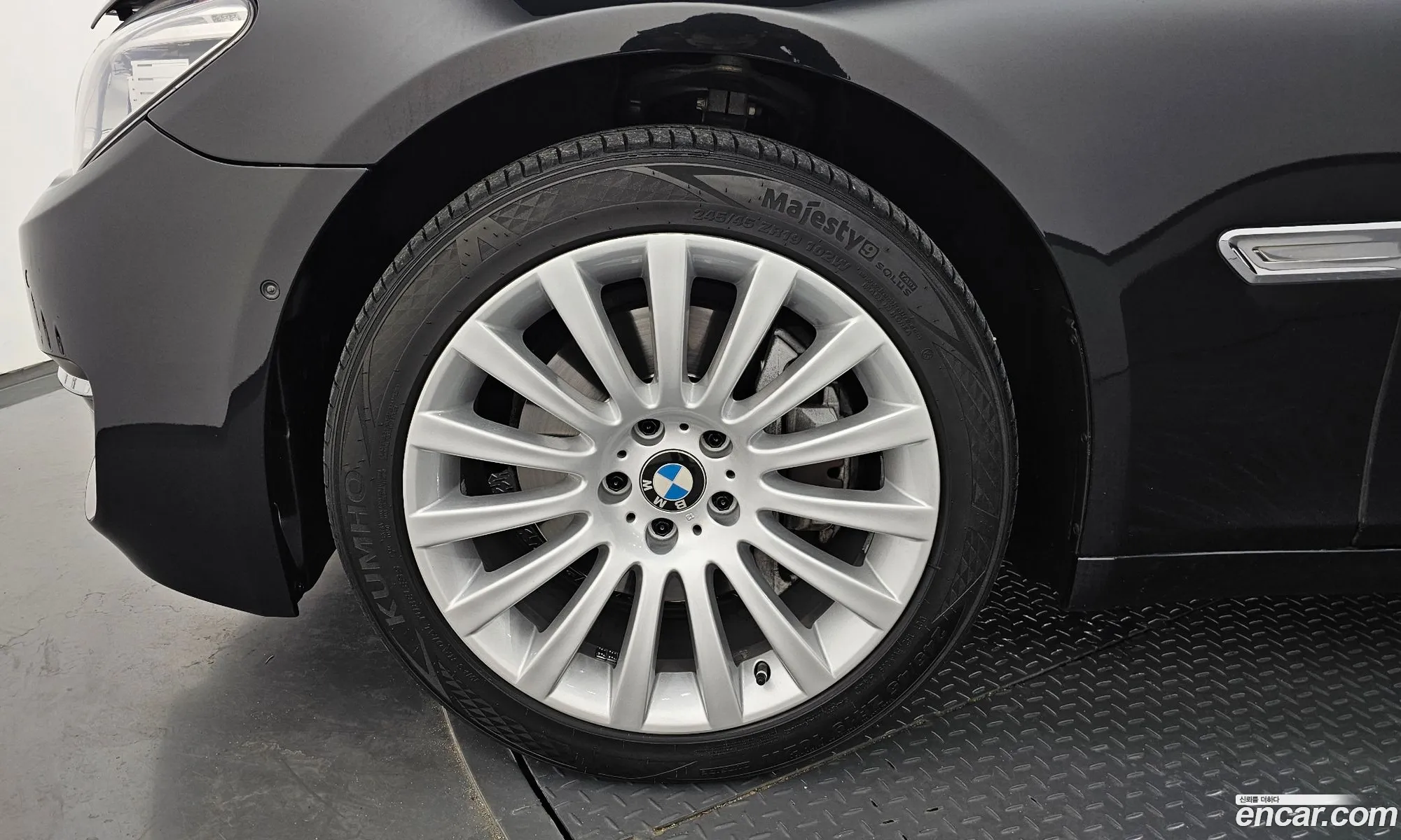 BMW 7 Series F01 740Li - фотография 269827