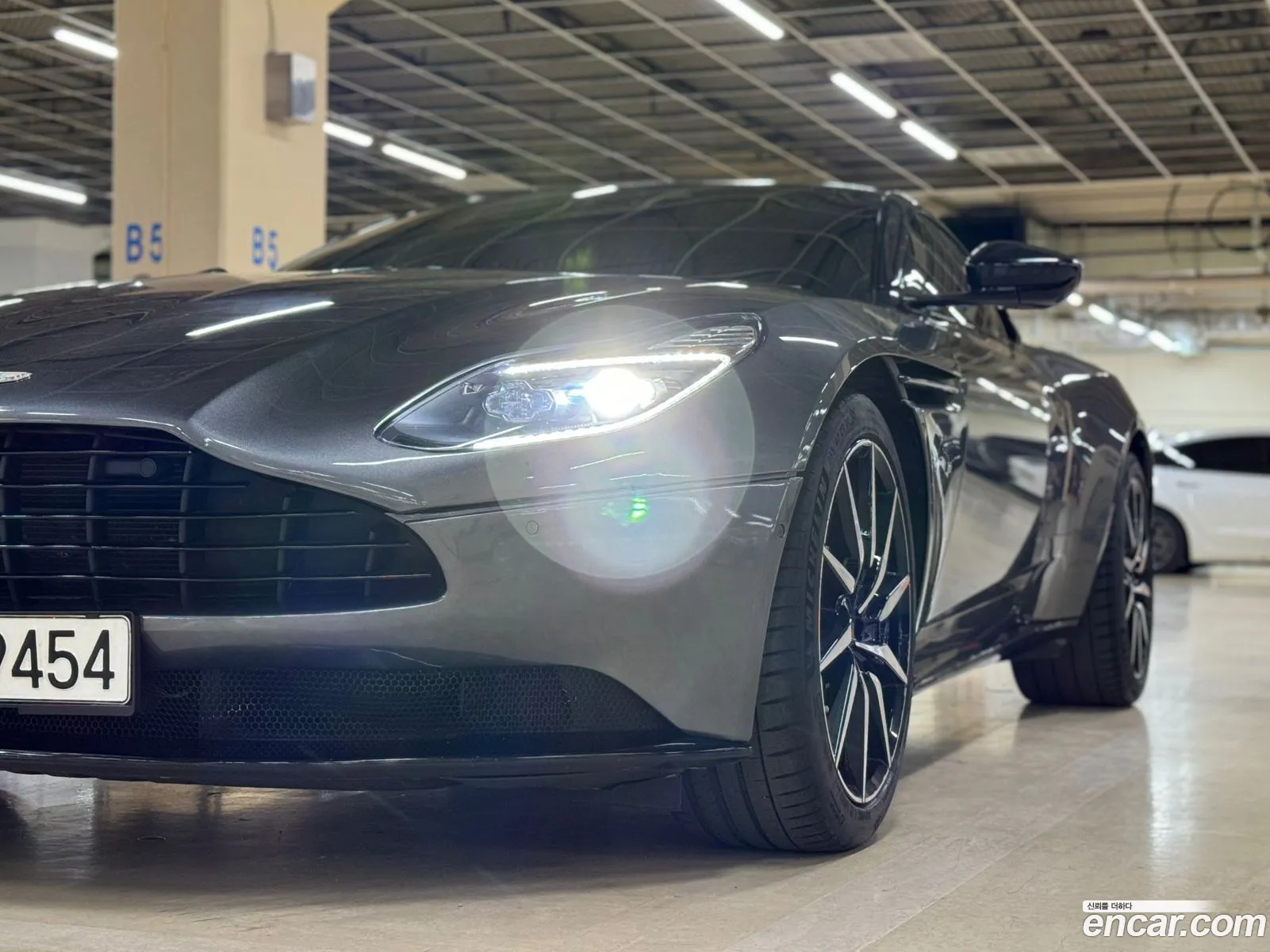 Aston Martin Db11 52 V12 Coupe - фотография 3526344