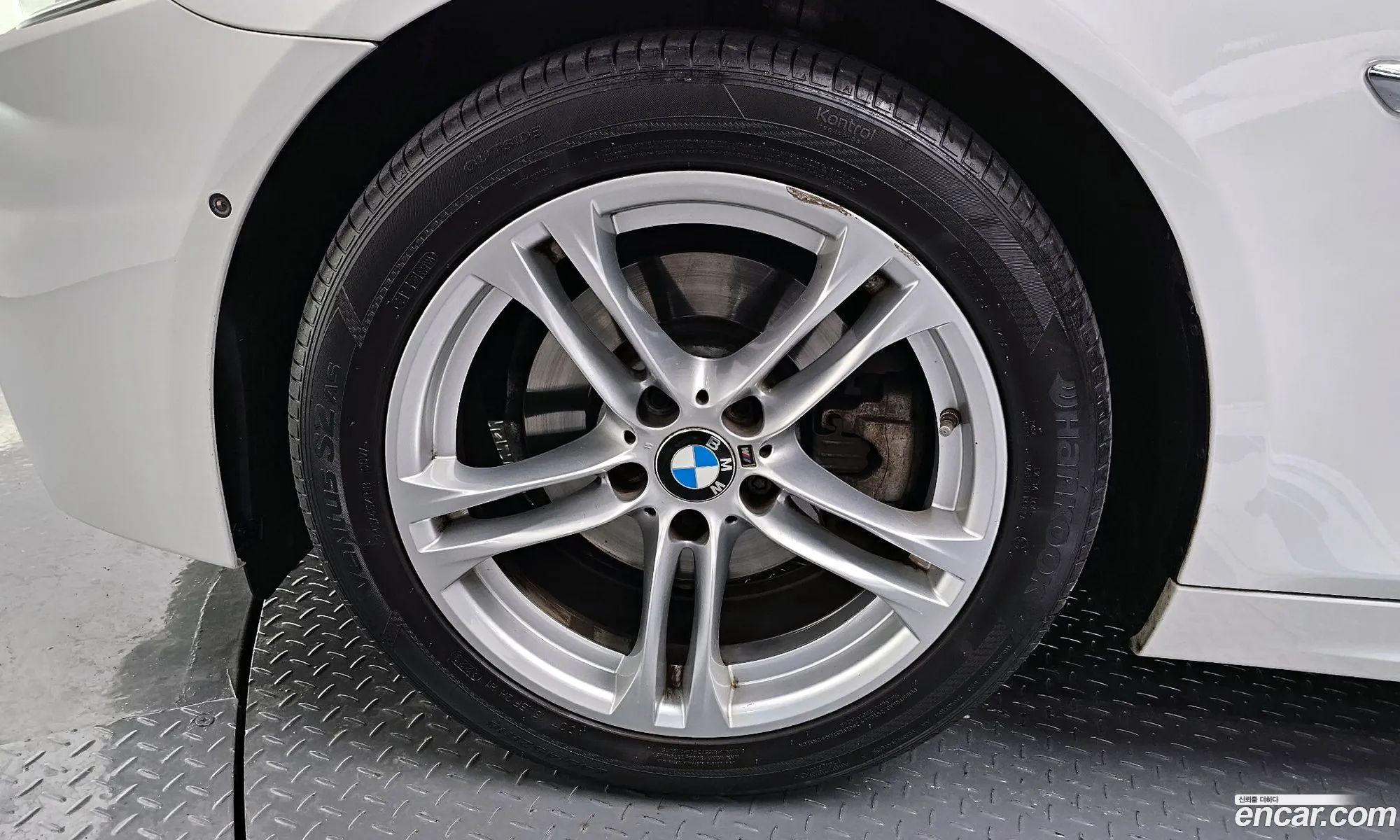 BMW 5 Series F10 520D M Aerodynamics - фотография 11612253