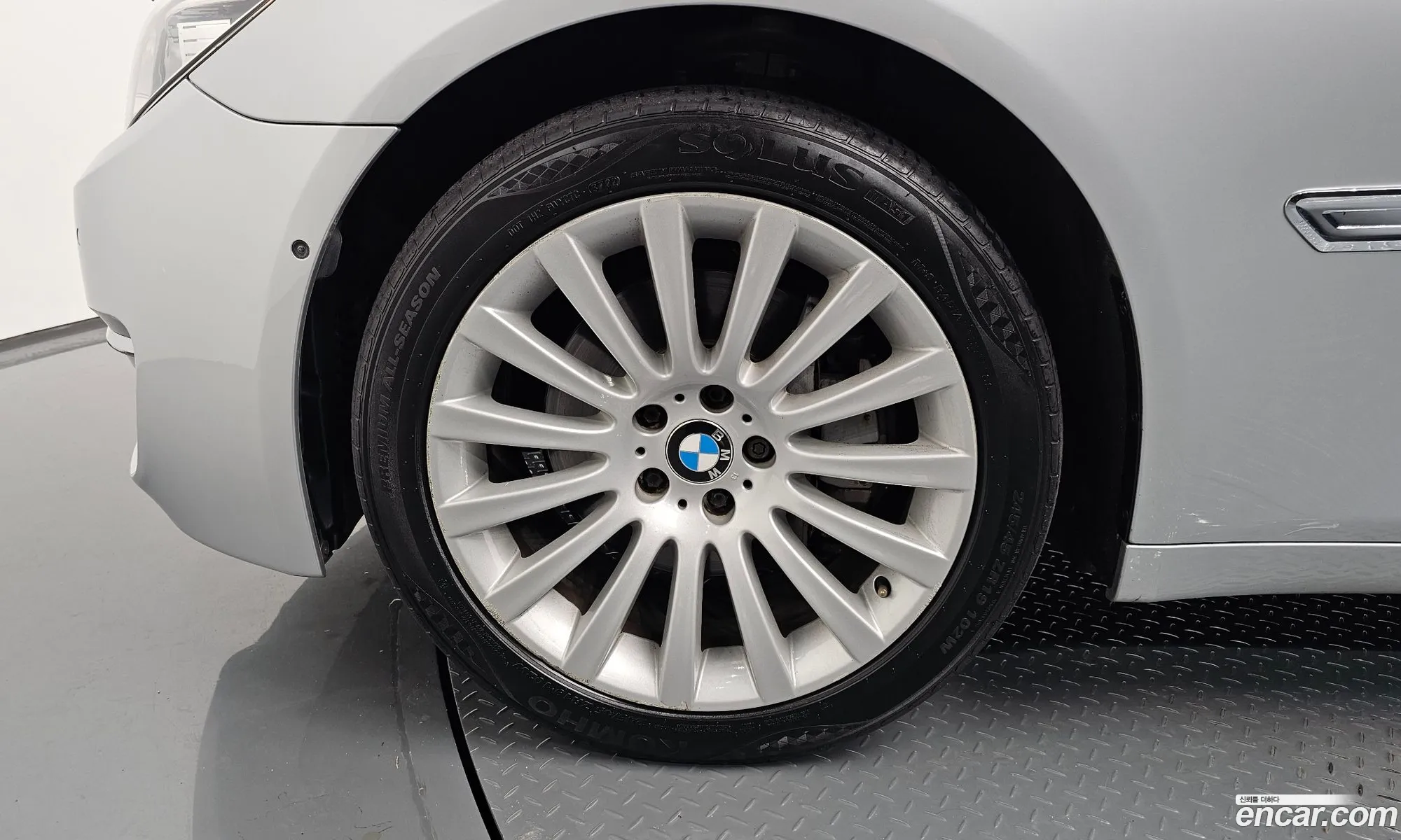 BMW 7 Series F01 740Li - фотография 954134
