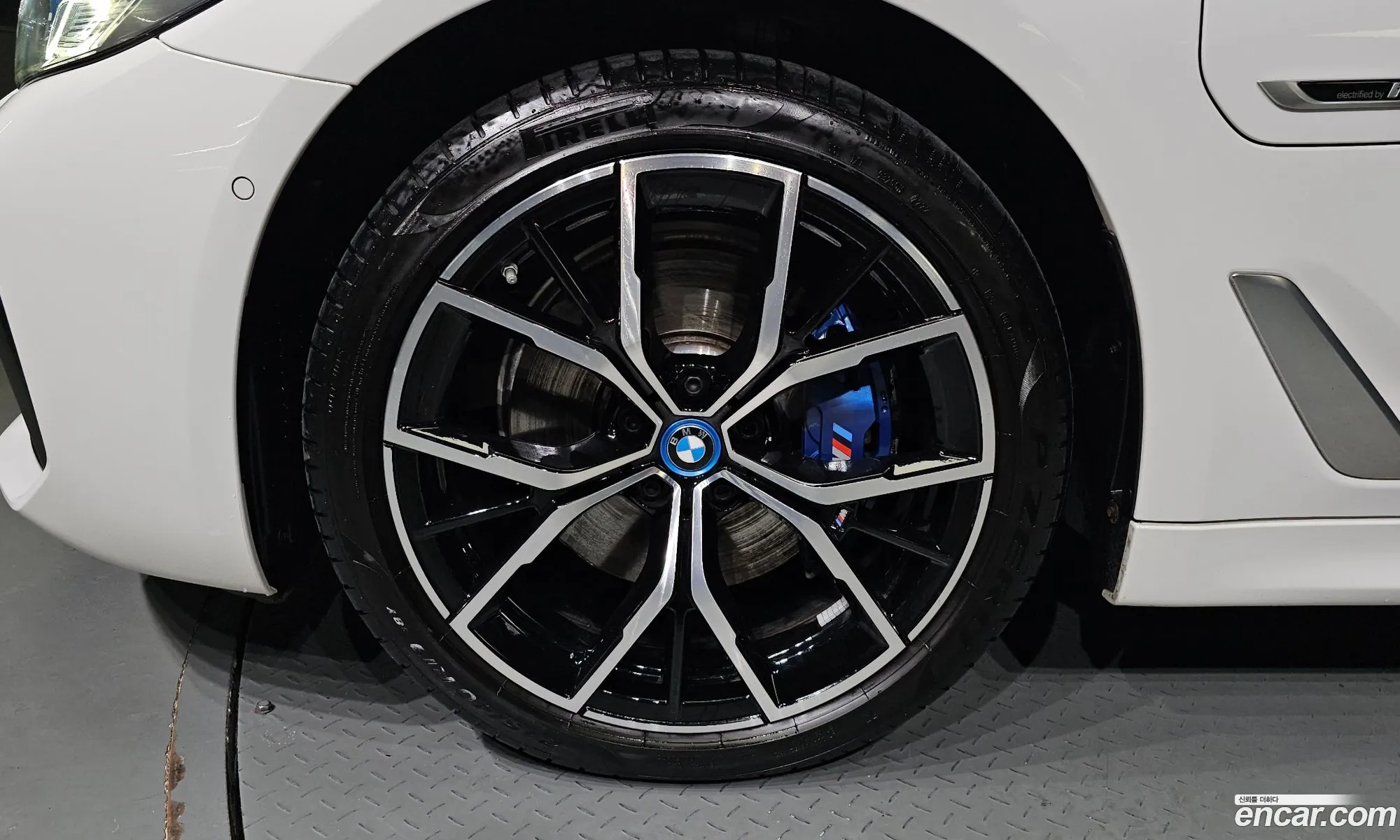 BMW 5 Series G30 530E M Sports - фотография 1044915