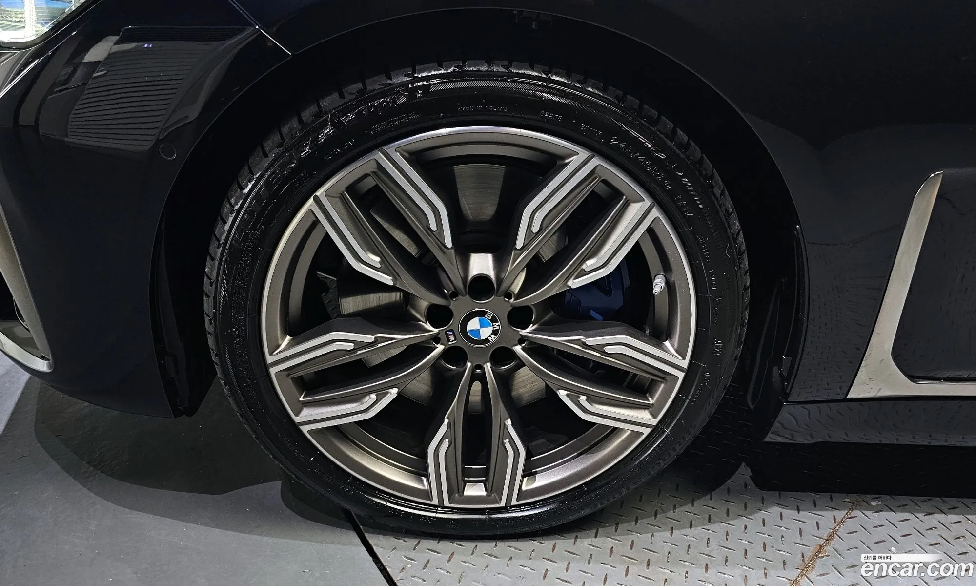 BMW 7 Series G11 M760Li xDrive - фотография 1003169