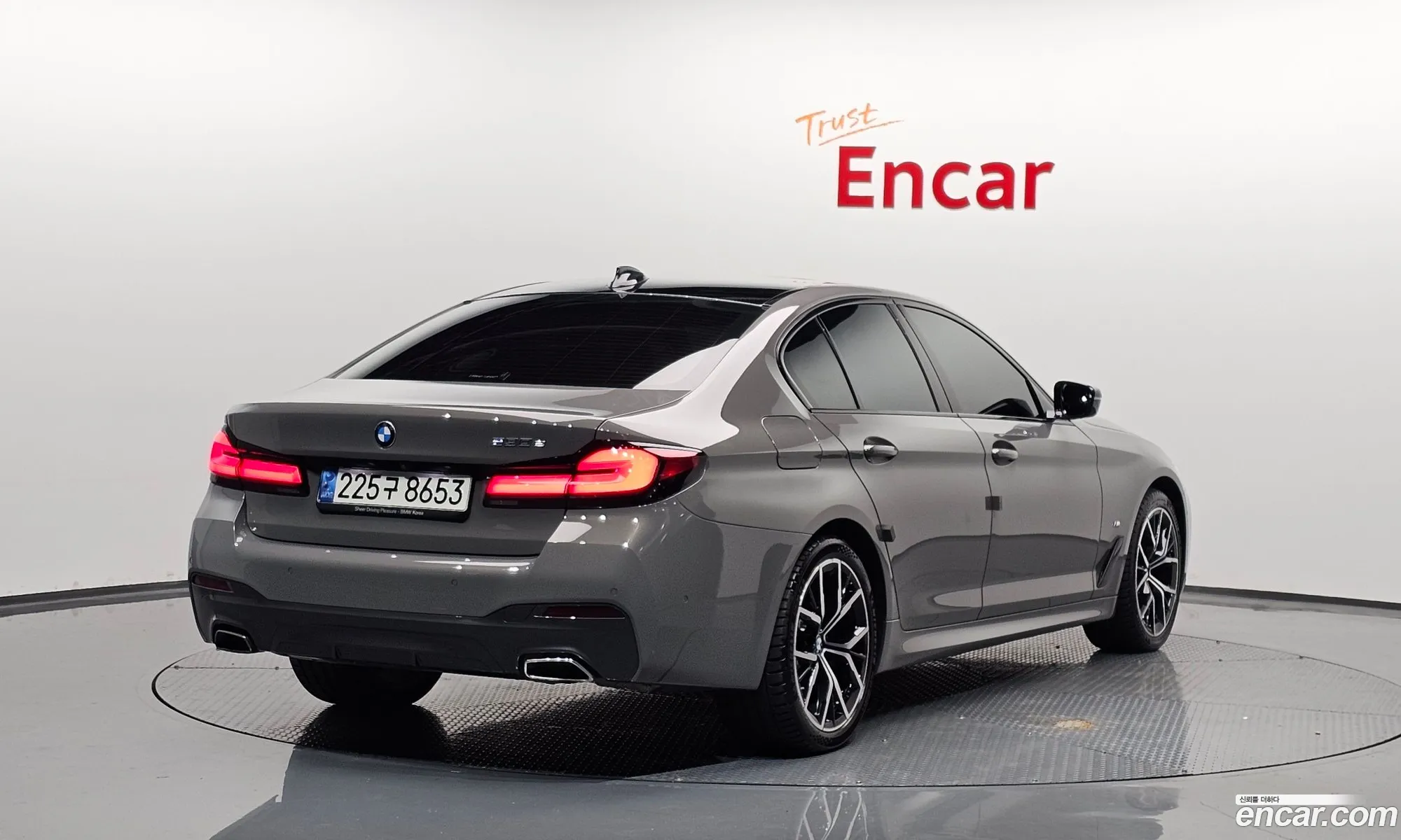 BMW 5 Series G30 530E M Sports - фотография 13165527