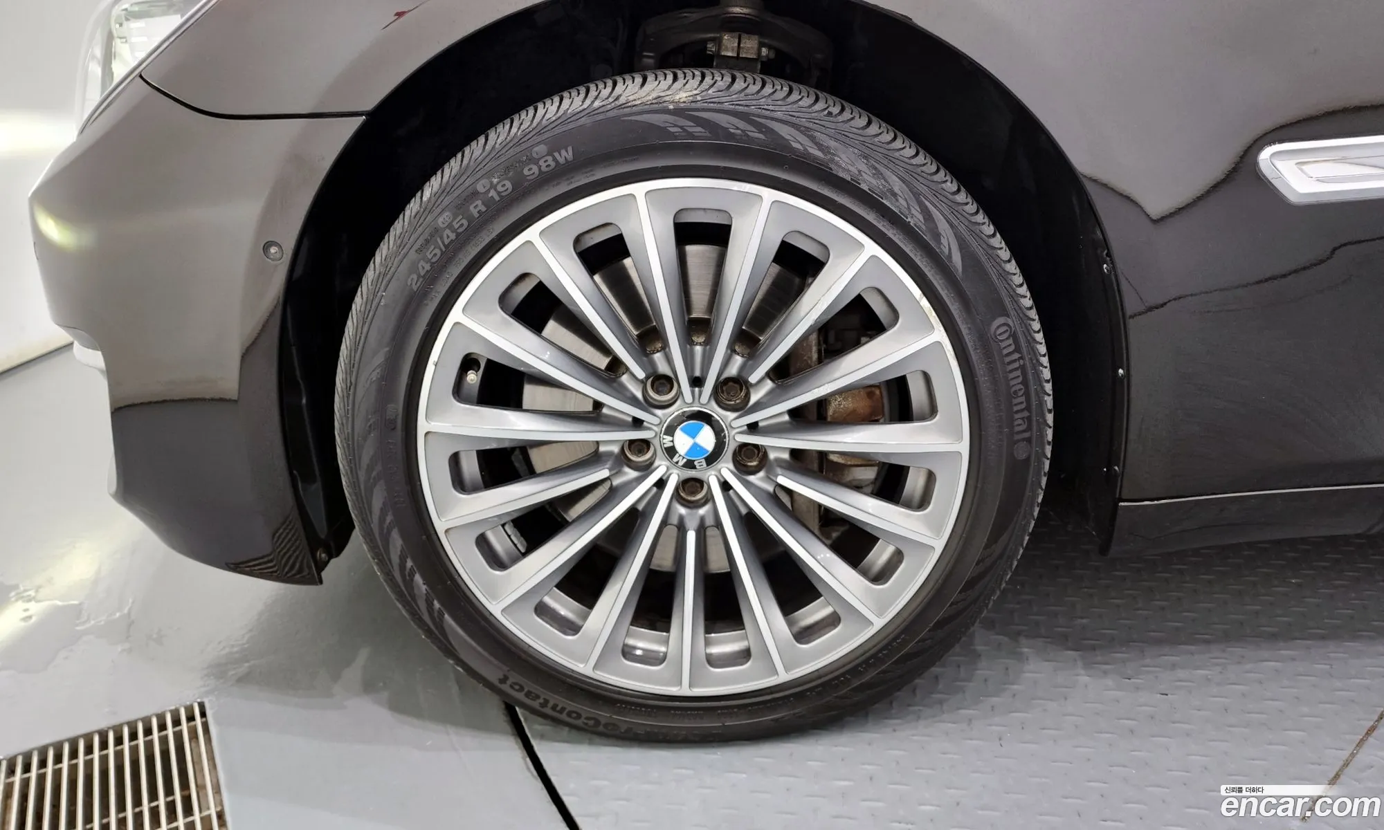BMW 7 Series F01 750Li xDrive Individual - фотография 13503828