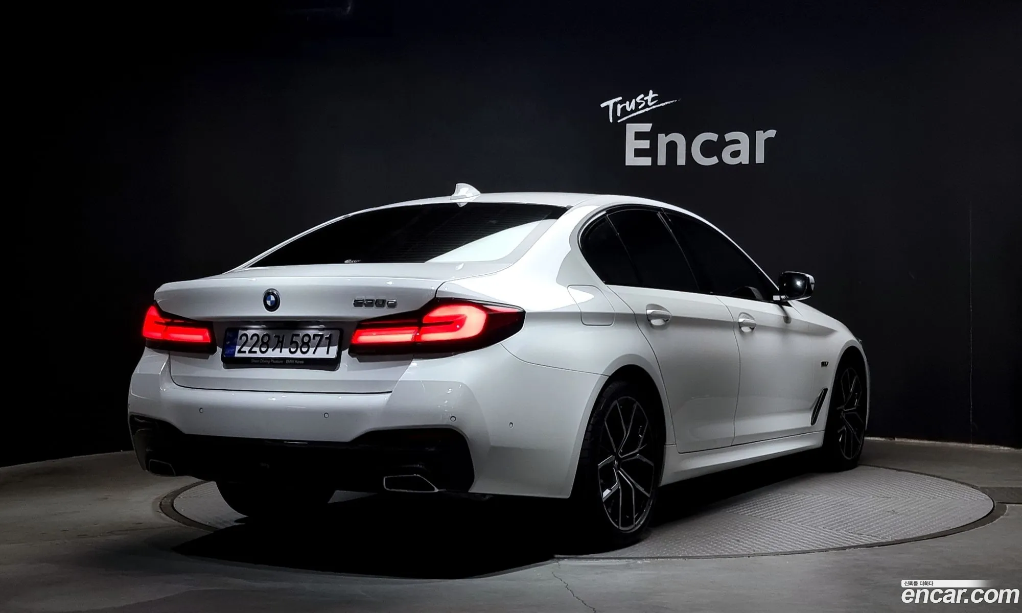 BMW 5 Series G30 530E M Sports - фотография 1149417