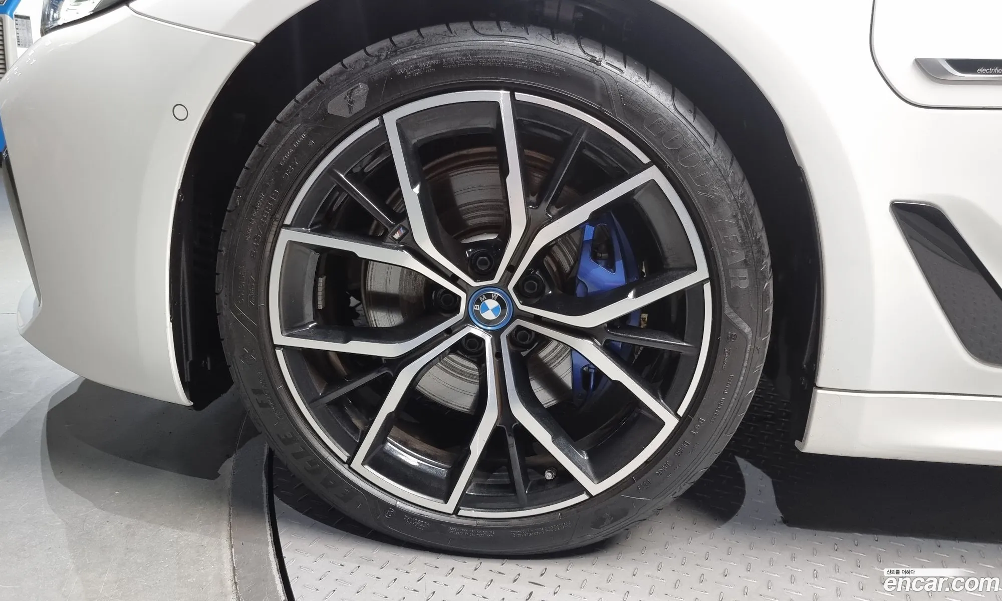 BMW 5 Series G30 530E M Sports - фотография 1149420