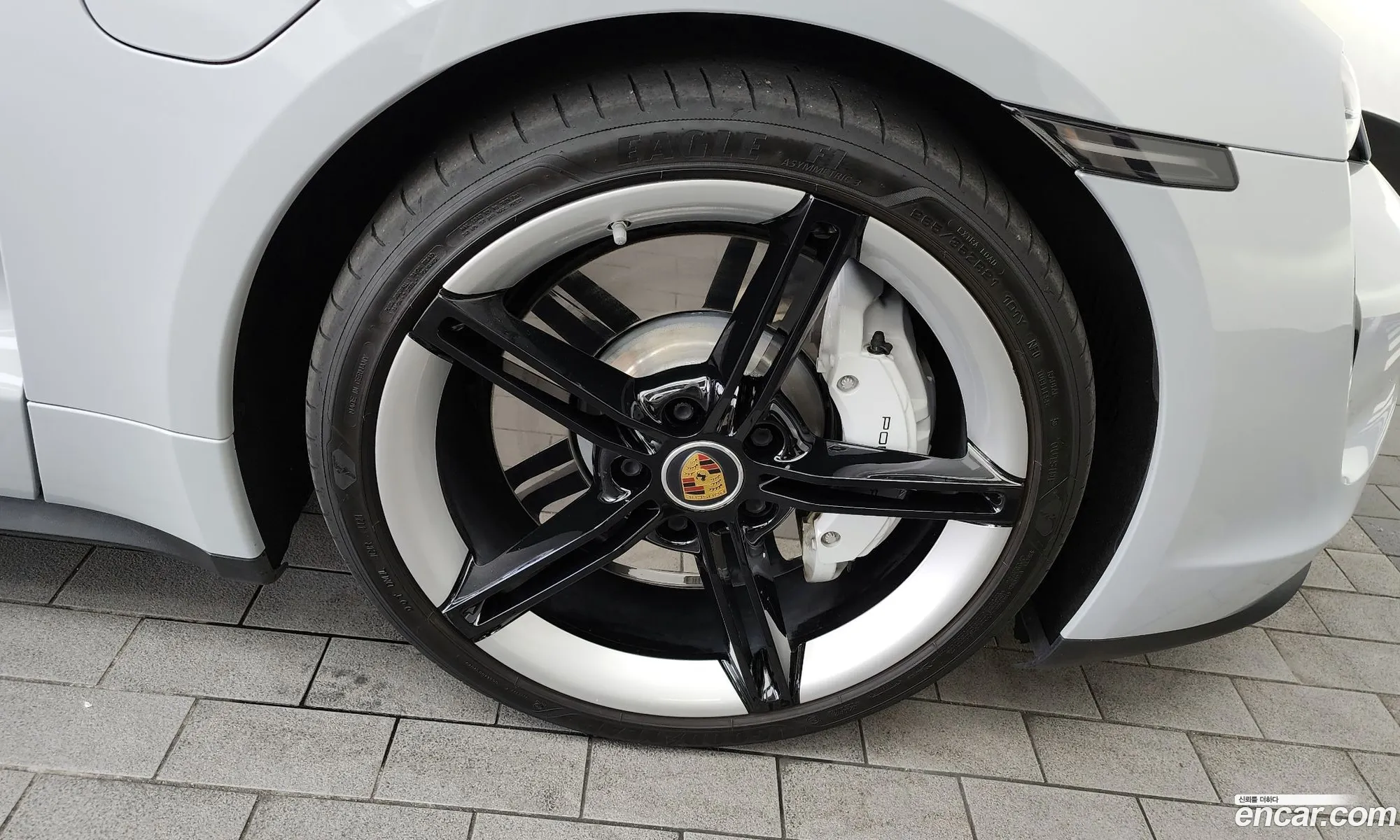 Porsche Taycan Base - фотография 8040275
