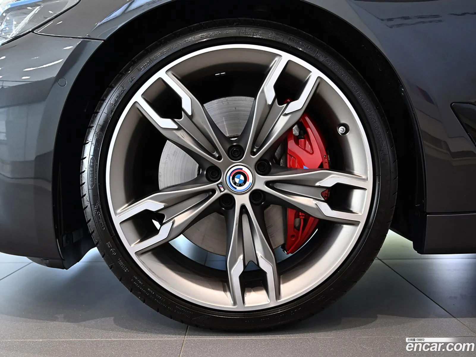 BMW 5 Series G30 M550I xDrive - фотография 1086222