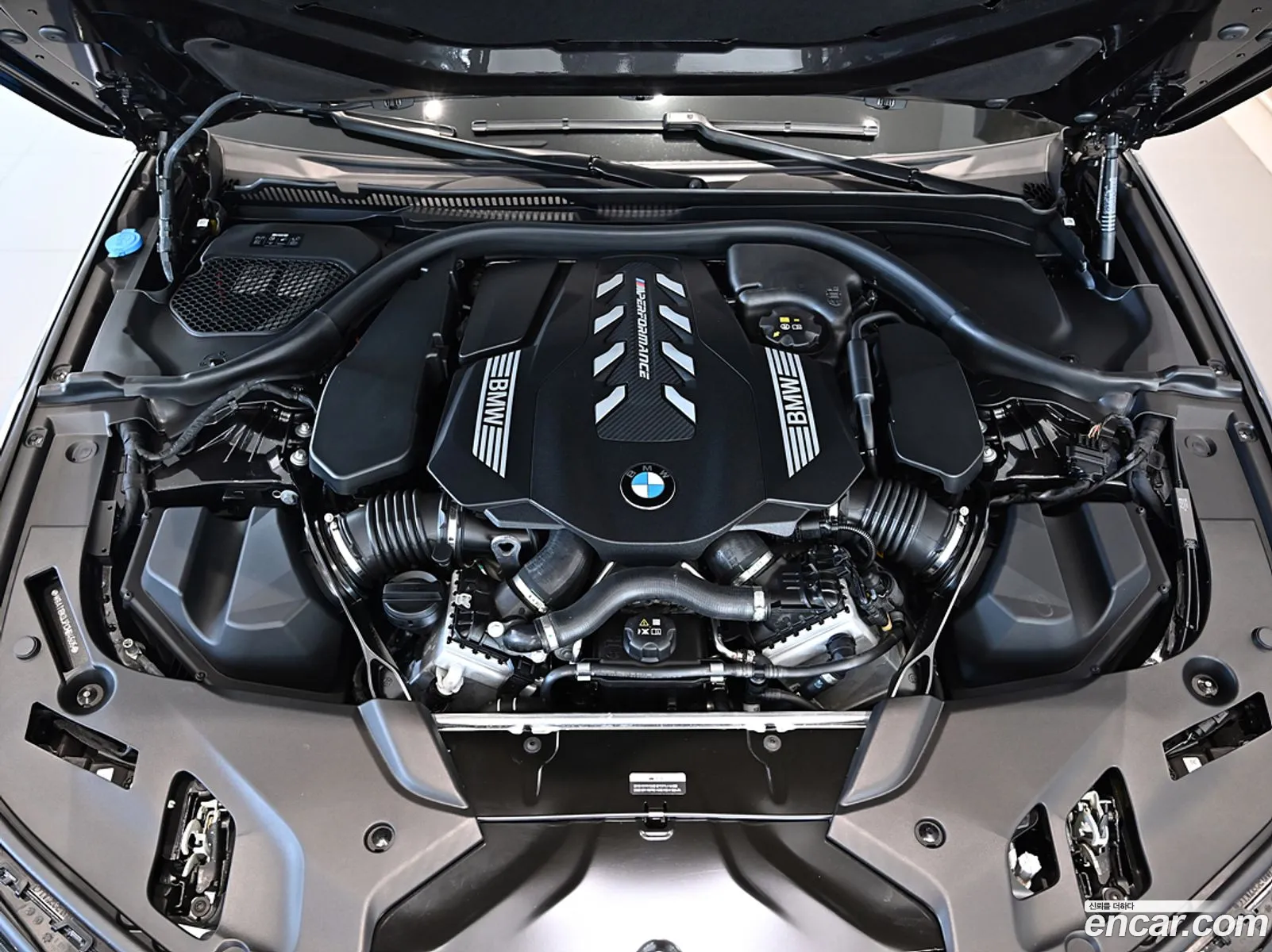 BMW 5 Series G30 M550I xDrive - фотография 1086223