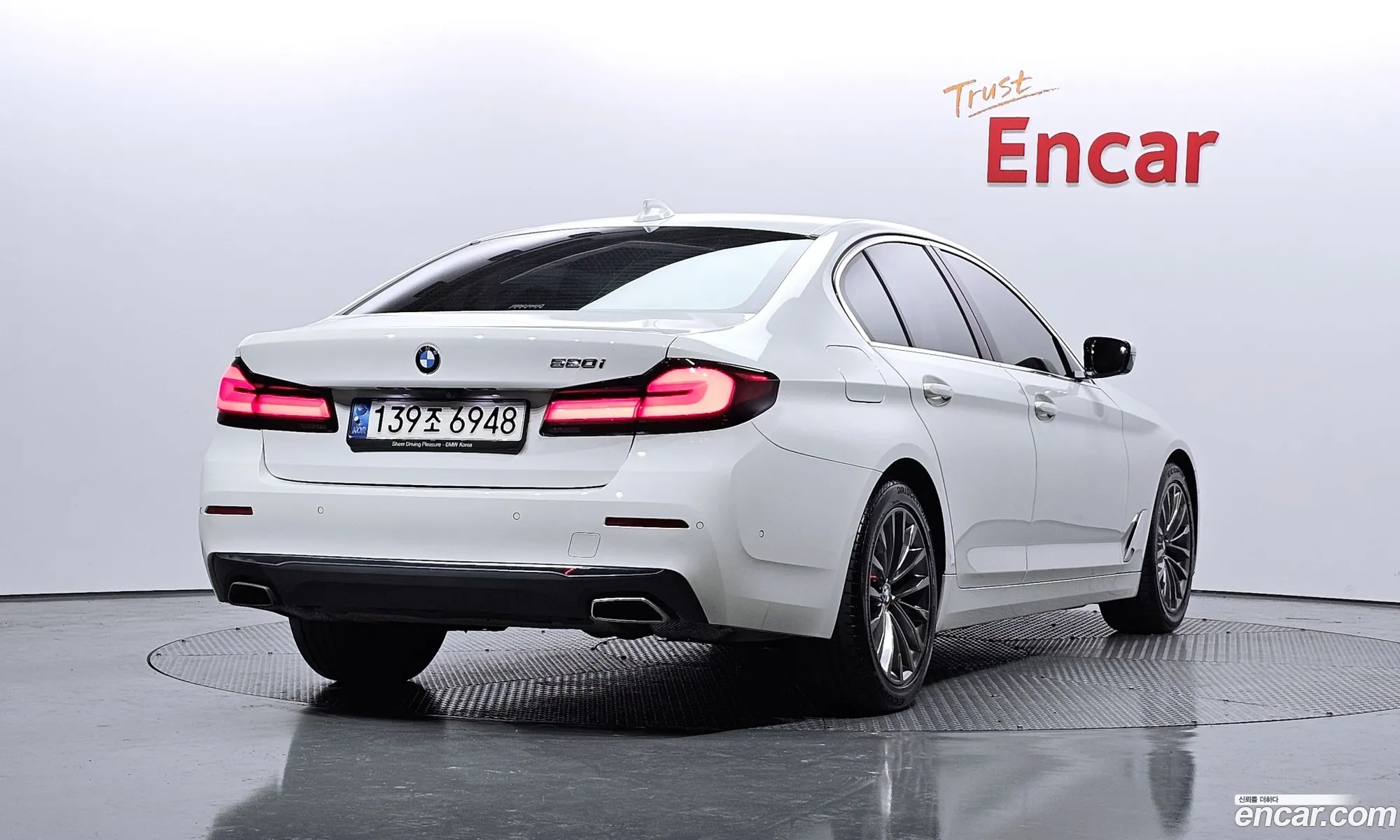 BMW 5 Series G30 520I Luxury - фотография 13684185