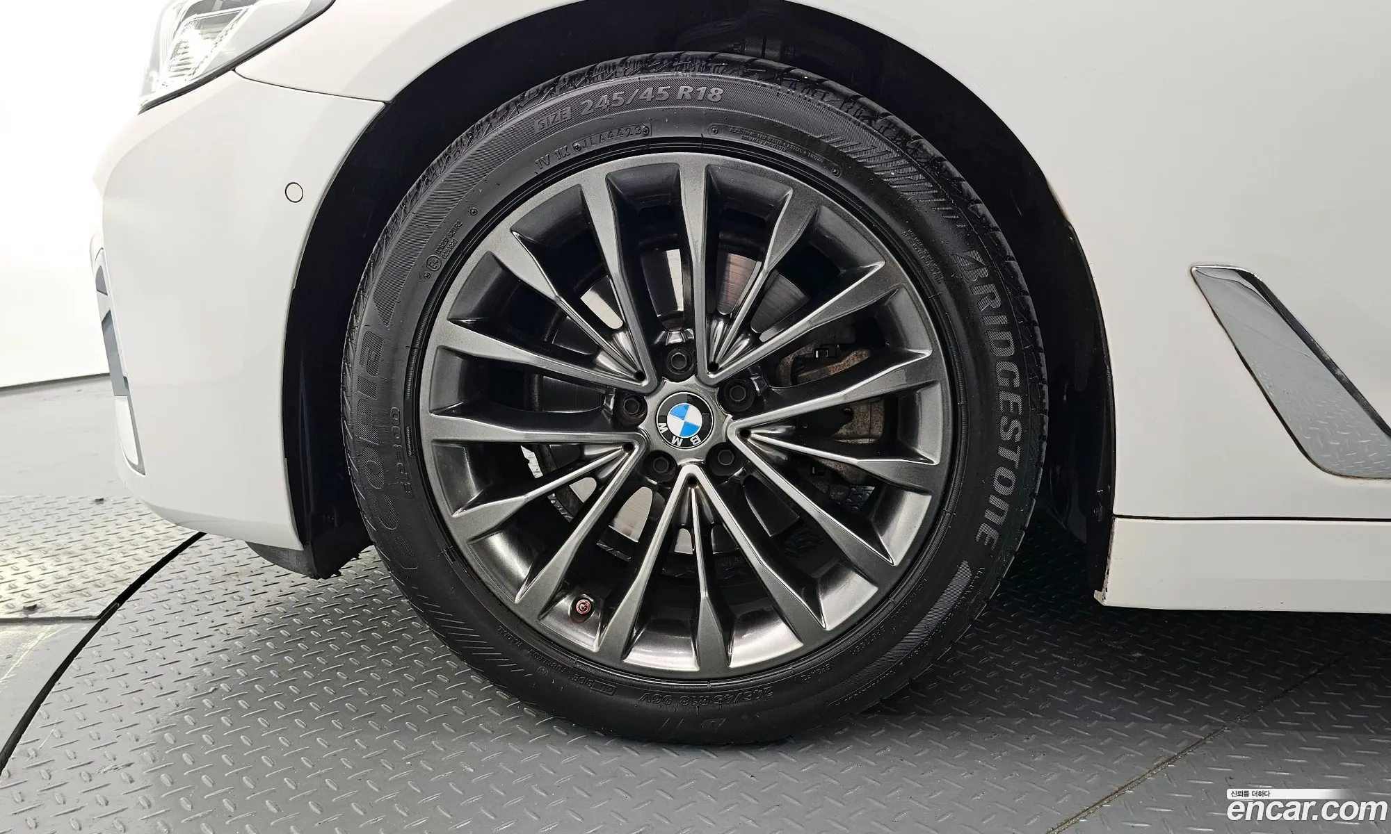 BMW 5 Series G30 520I Luxury - фотография 13684188