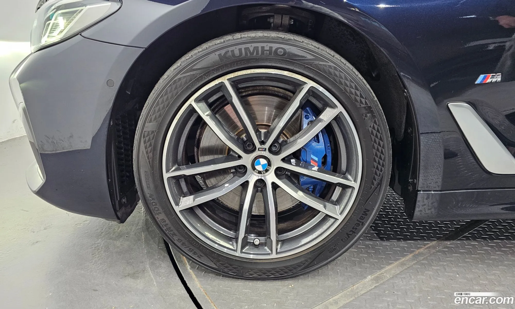 BMW 5 Series G30 523D ​​M Sports - фотография 13647167