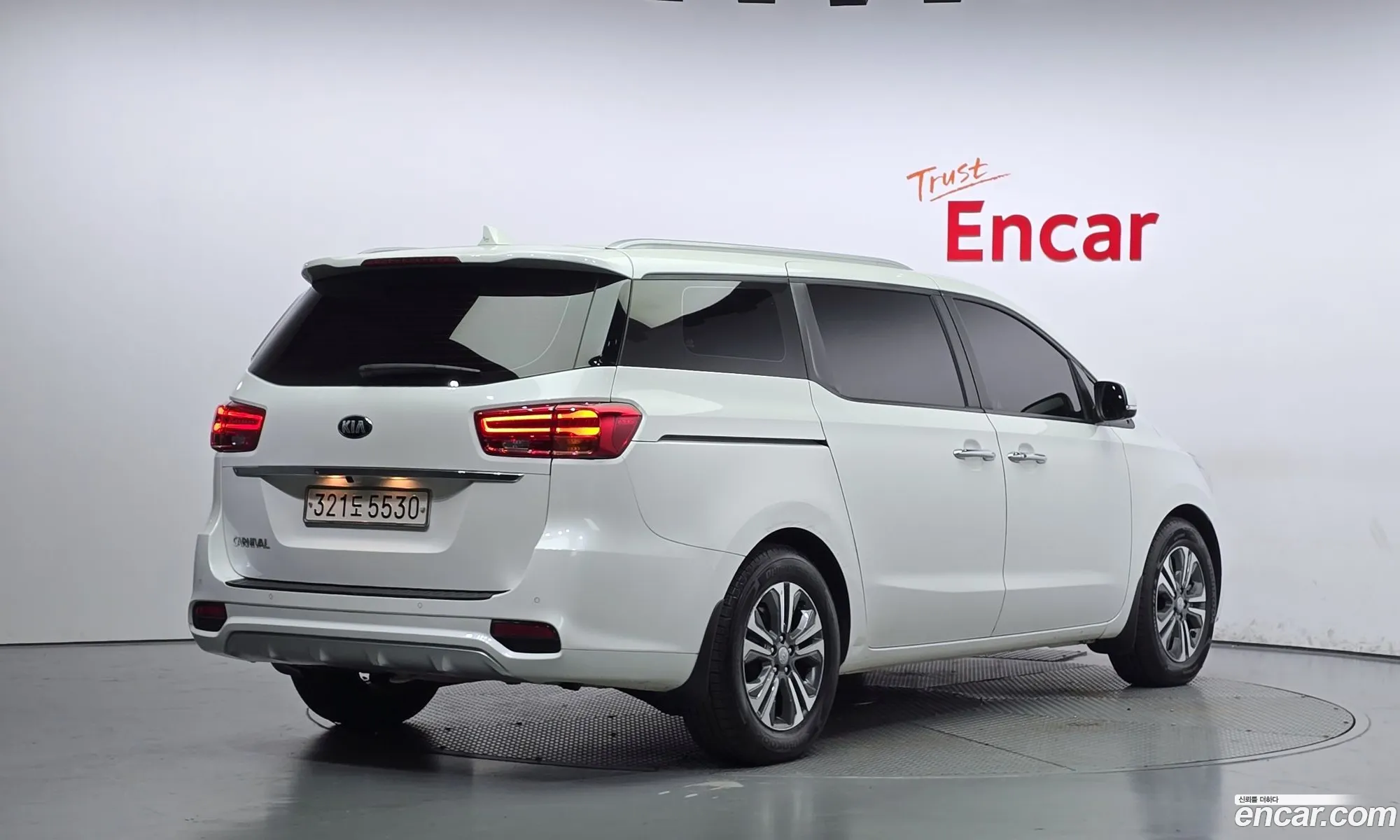 Kia The New Carnival 9-Seater Luxury - фотография 13283526