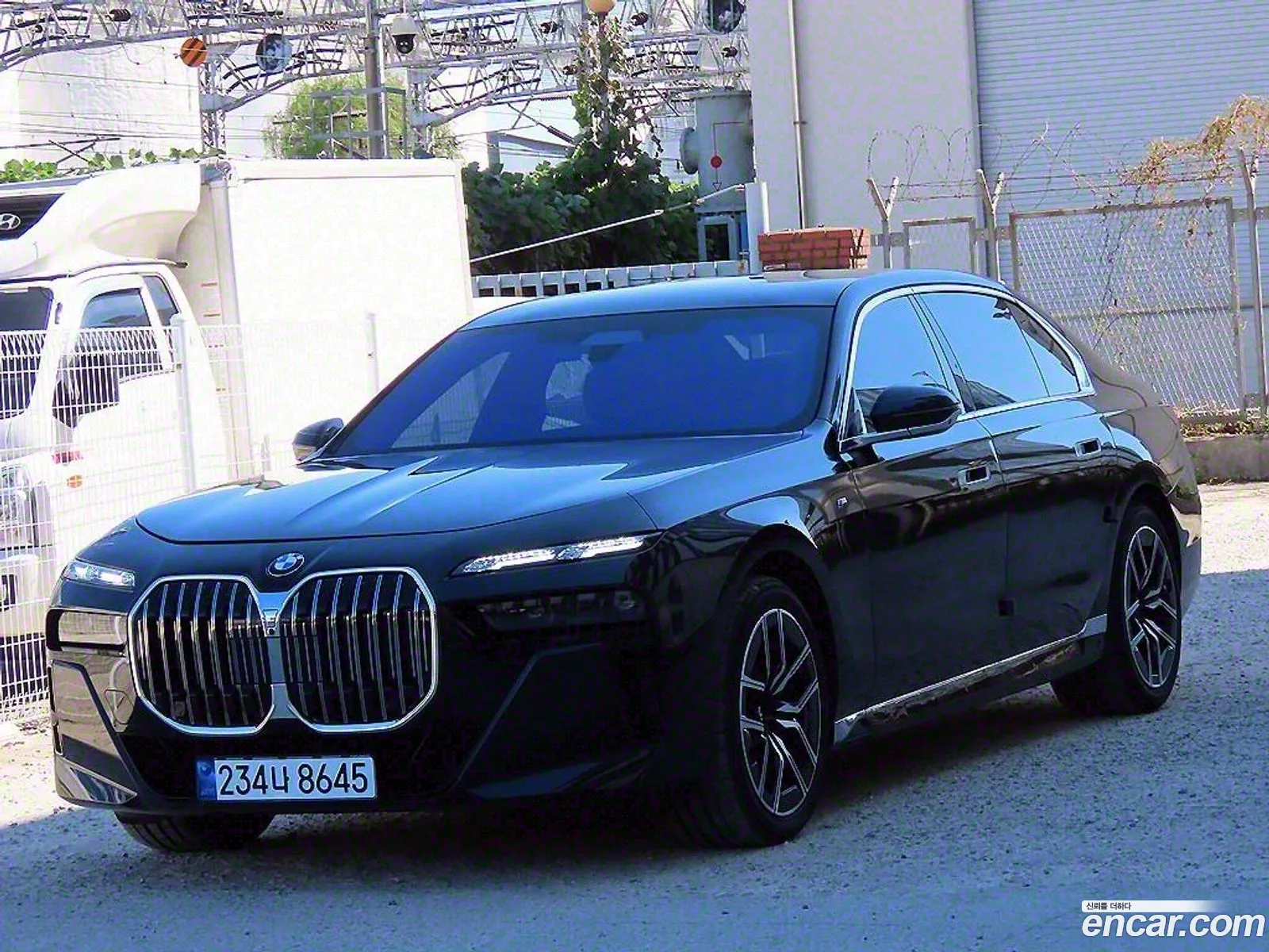 BMW 7 Series G70 740I xDrive M Sports - фотография 13647128