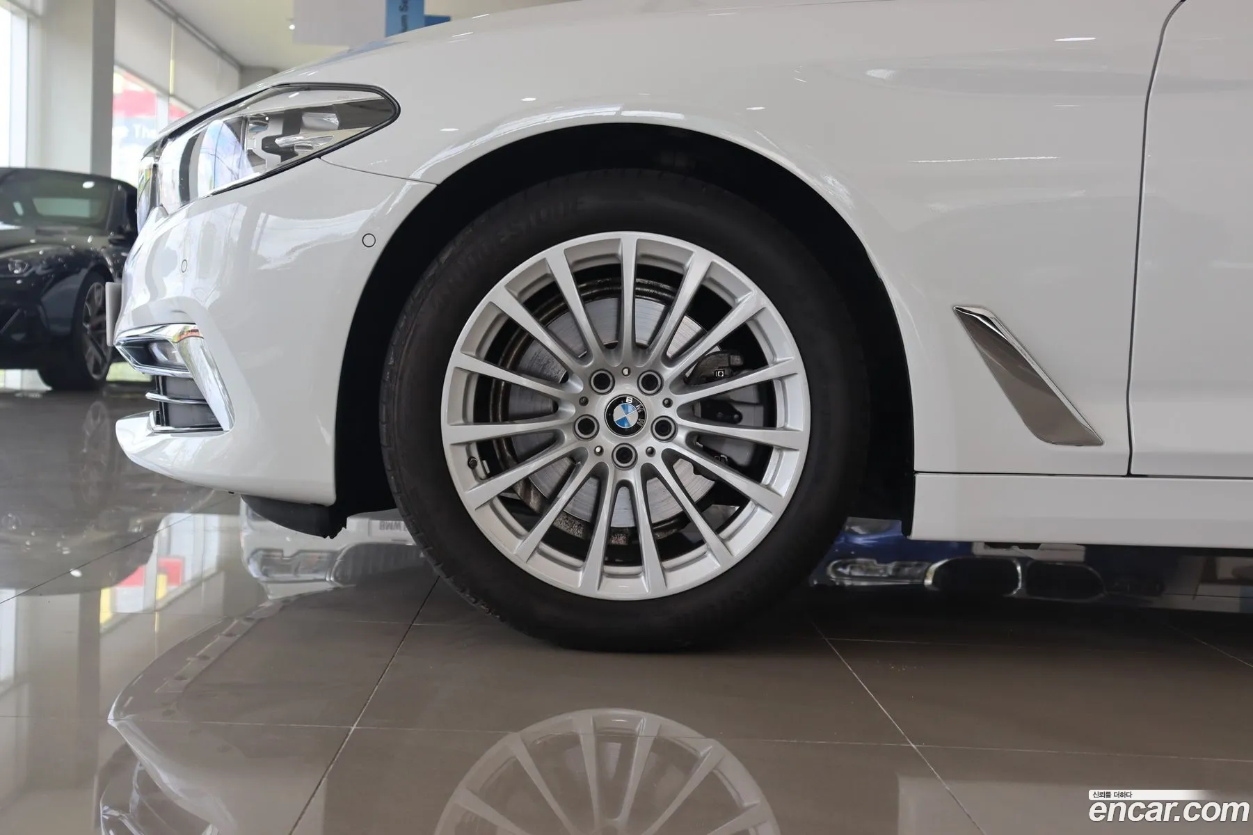 BMW 5 Series G30 520I Luxury - фотография 13667680