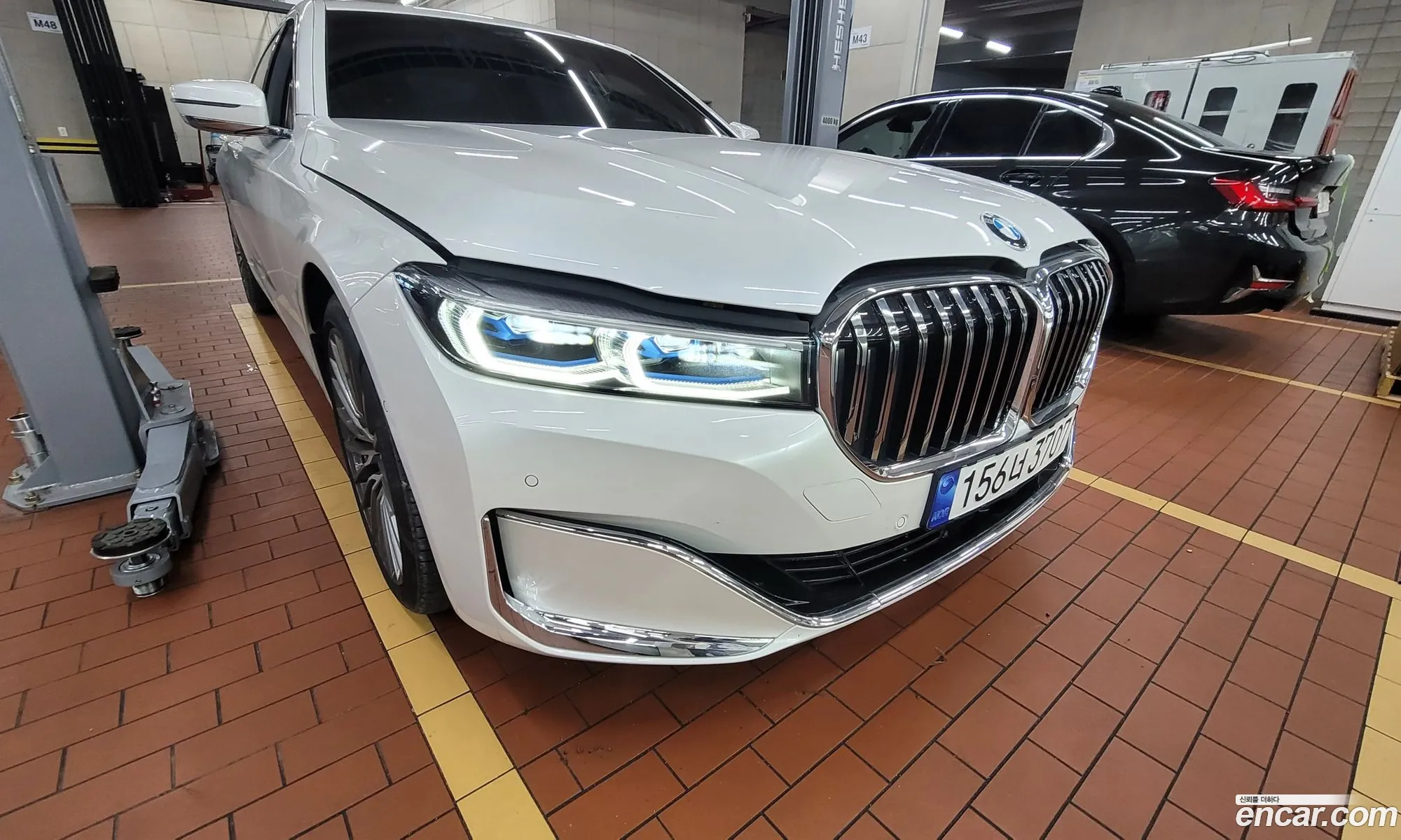 BMW 7 Series G11 740Li xDrive Design Pure Excellence - фотография 13676952