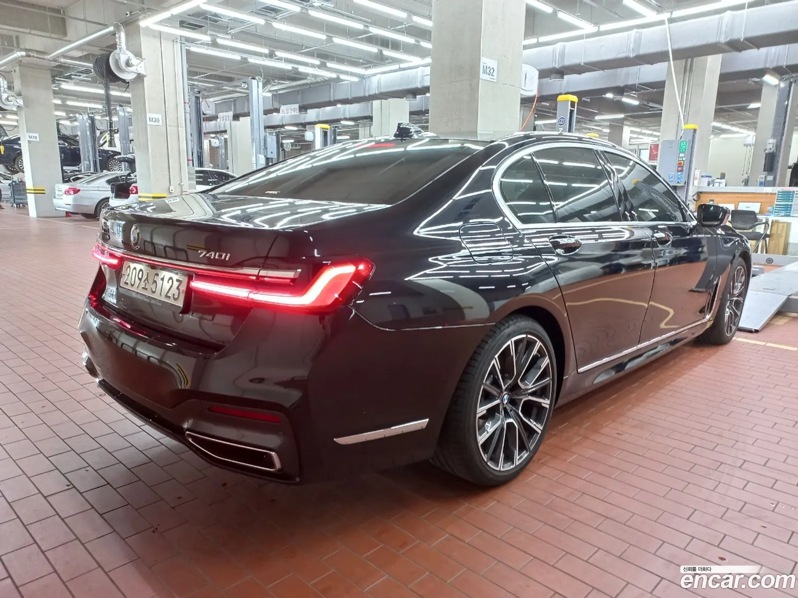 BMW 7 Series G11 740I M Sports - фотография 13977668