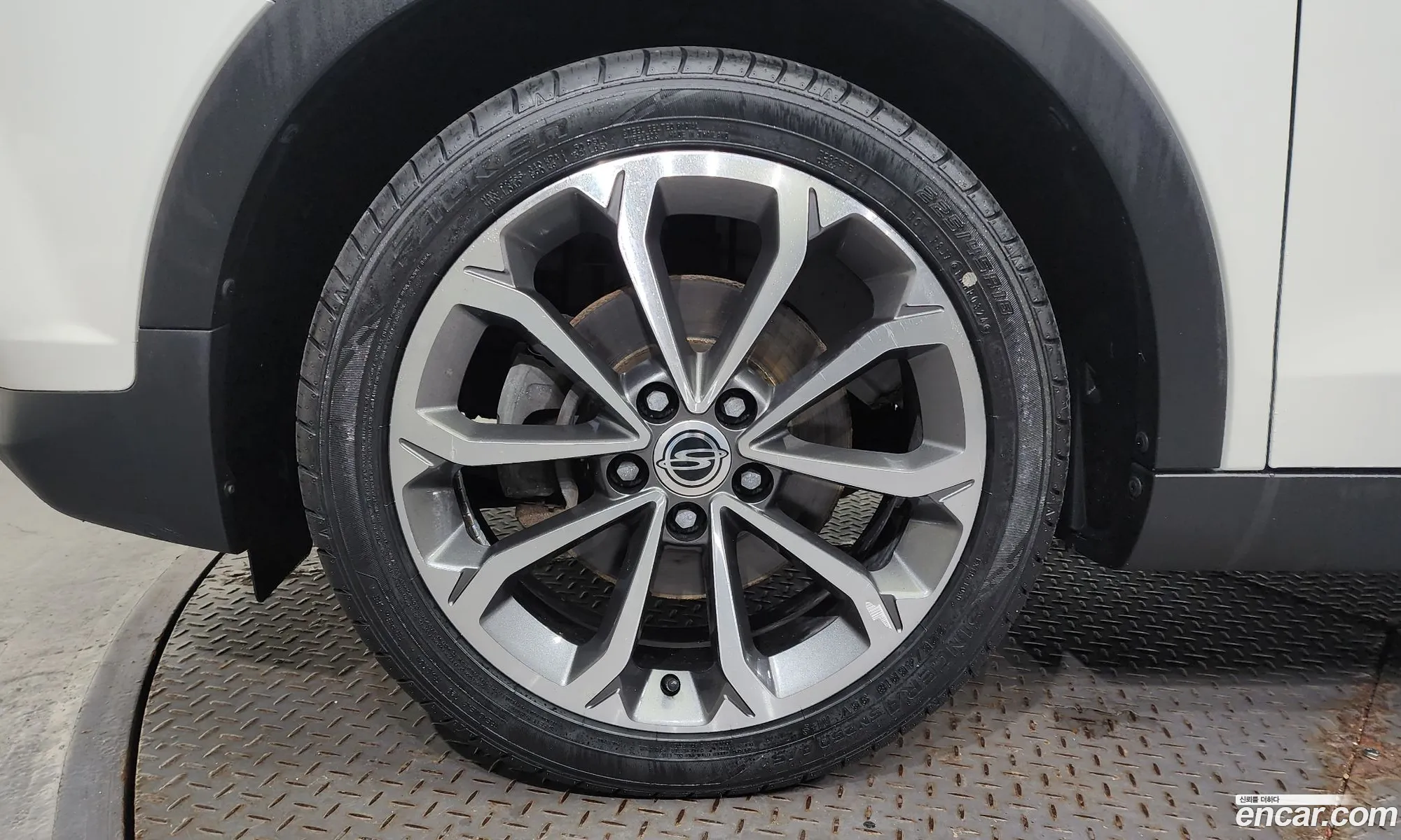 Kg Mobility Ssangyong Tivoli Armor Lx 2Wd - фотография 8233196