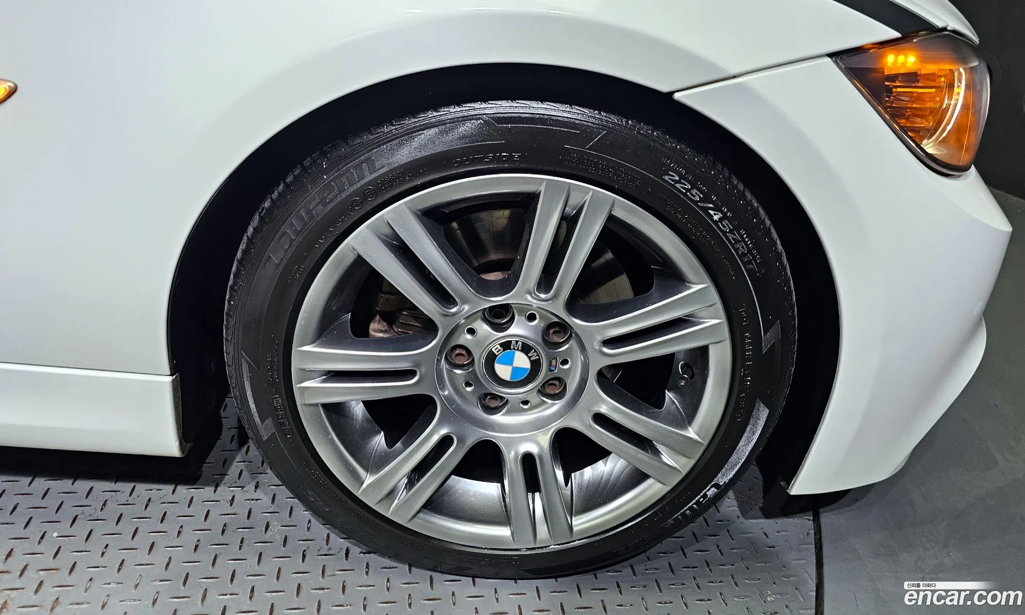 BMW 3 Series E90 320D Sedan - фотография 14312911