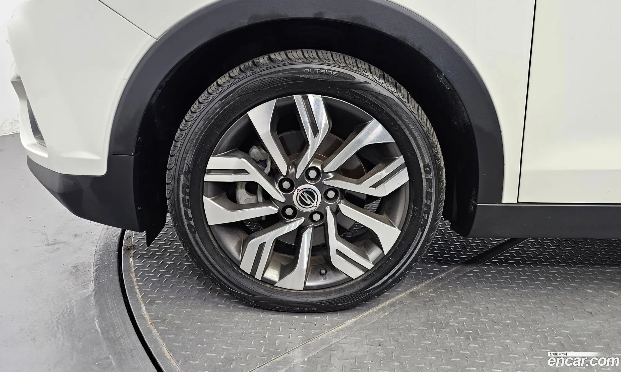 Kg Mobility Ssangyong Tivoli Armor Diesel Vx 2Wd - фотография 7839257