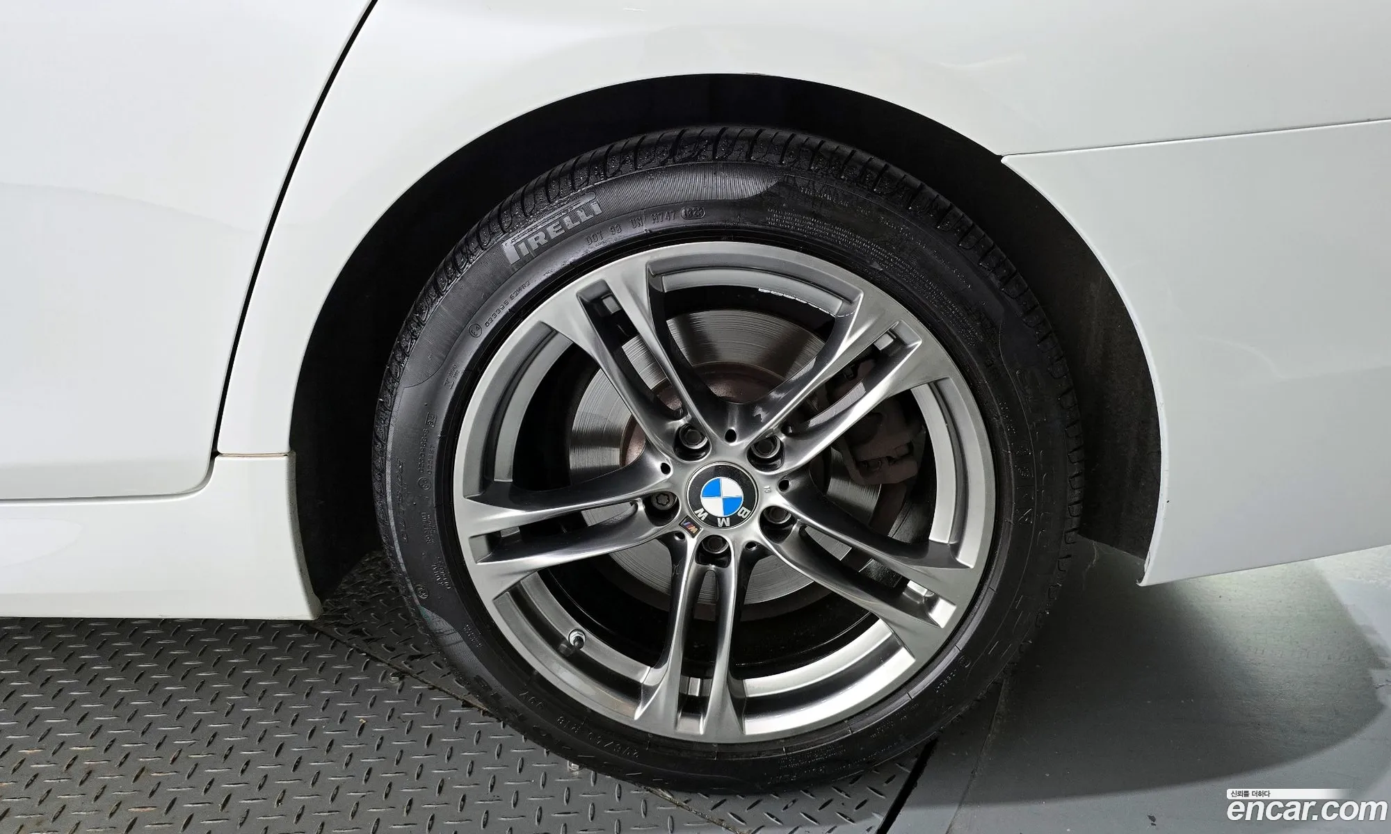 BMW 5 Series F10 520D M Aerodynamics - фотография 14345532