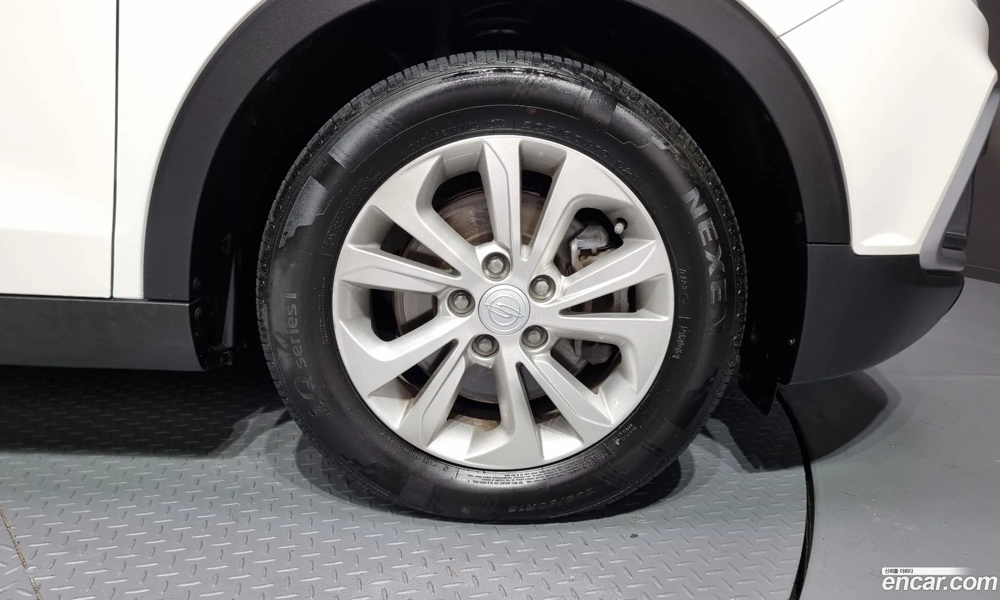 Kg Mobility Ssangyong Tivoli Air Diesel Ax 2Wd - фотография 7716327