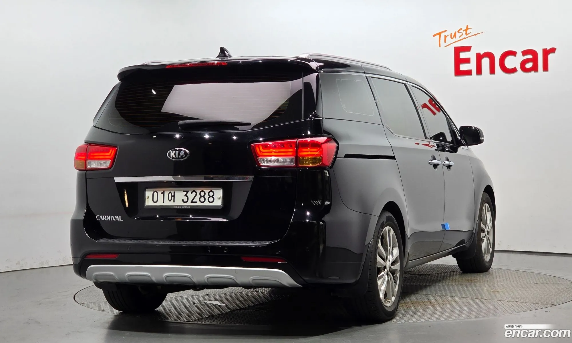 Kia Carnival 9-Seater Prestige 2017 - фотография 1579982
