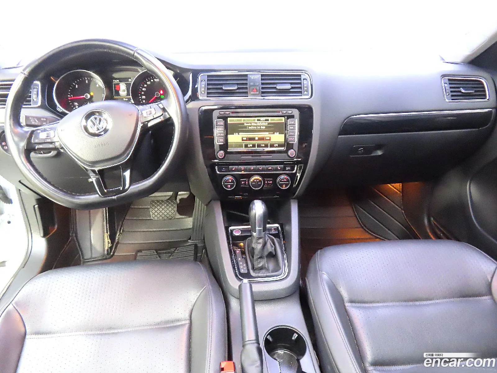 Volkswagen New Jetta 20 Tdi Bluemotion Premium 6Th Generation - фотография 12245058