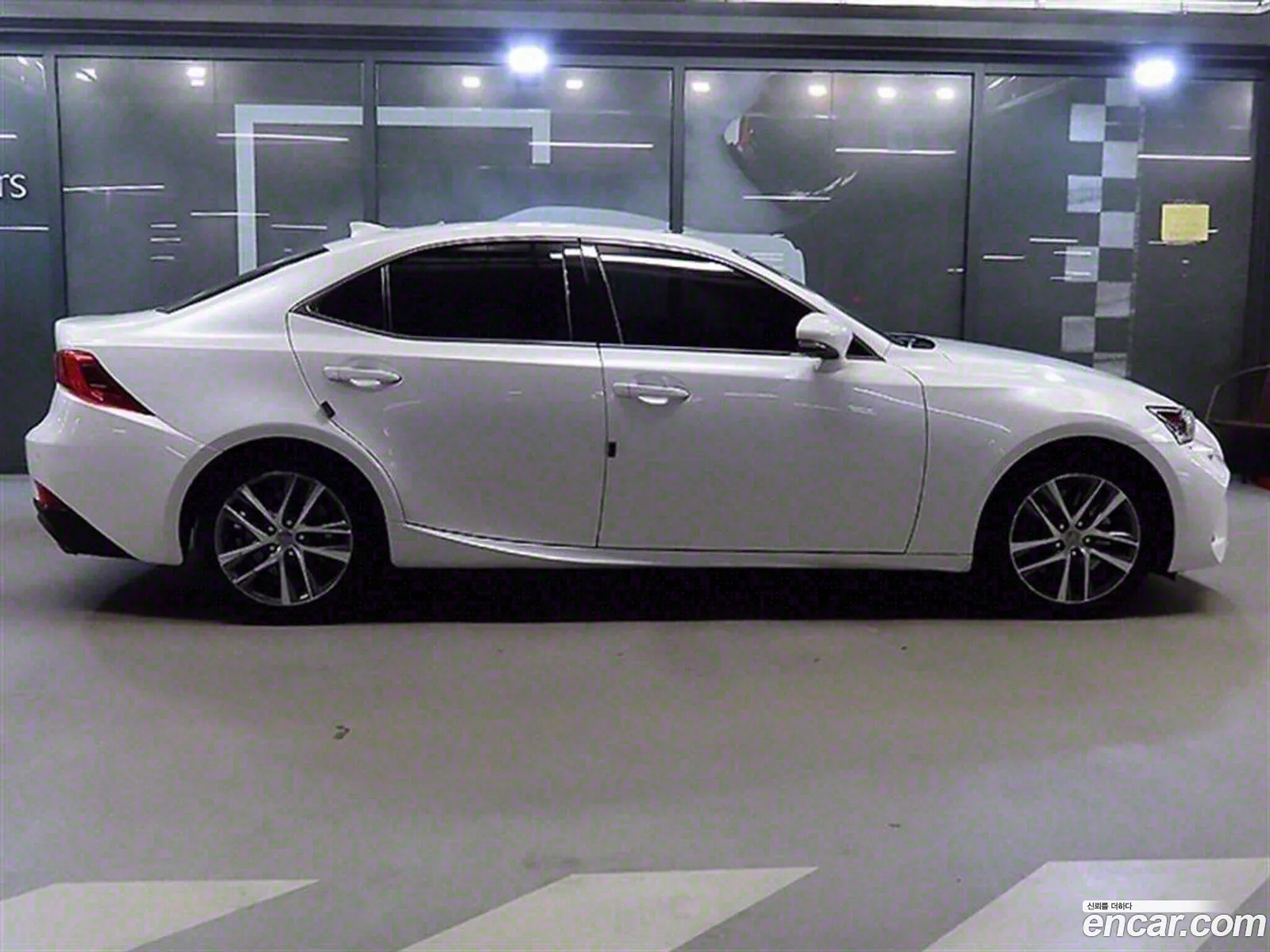 Lexus New Is200T Premium - фотография 6336944