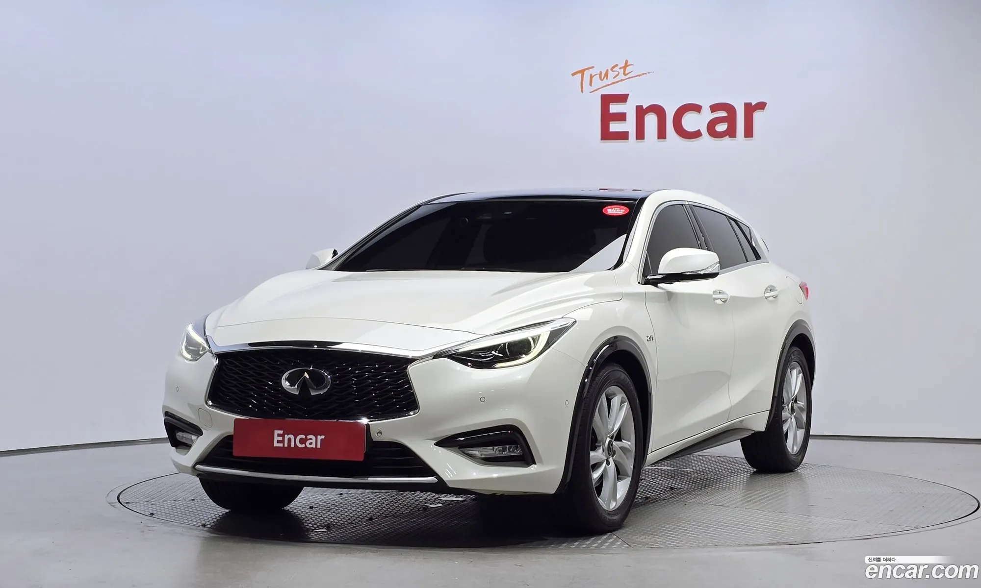 Infiniti Q30 20 Essential 2018 - фотография 3580737