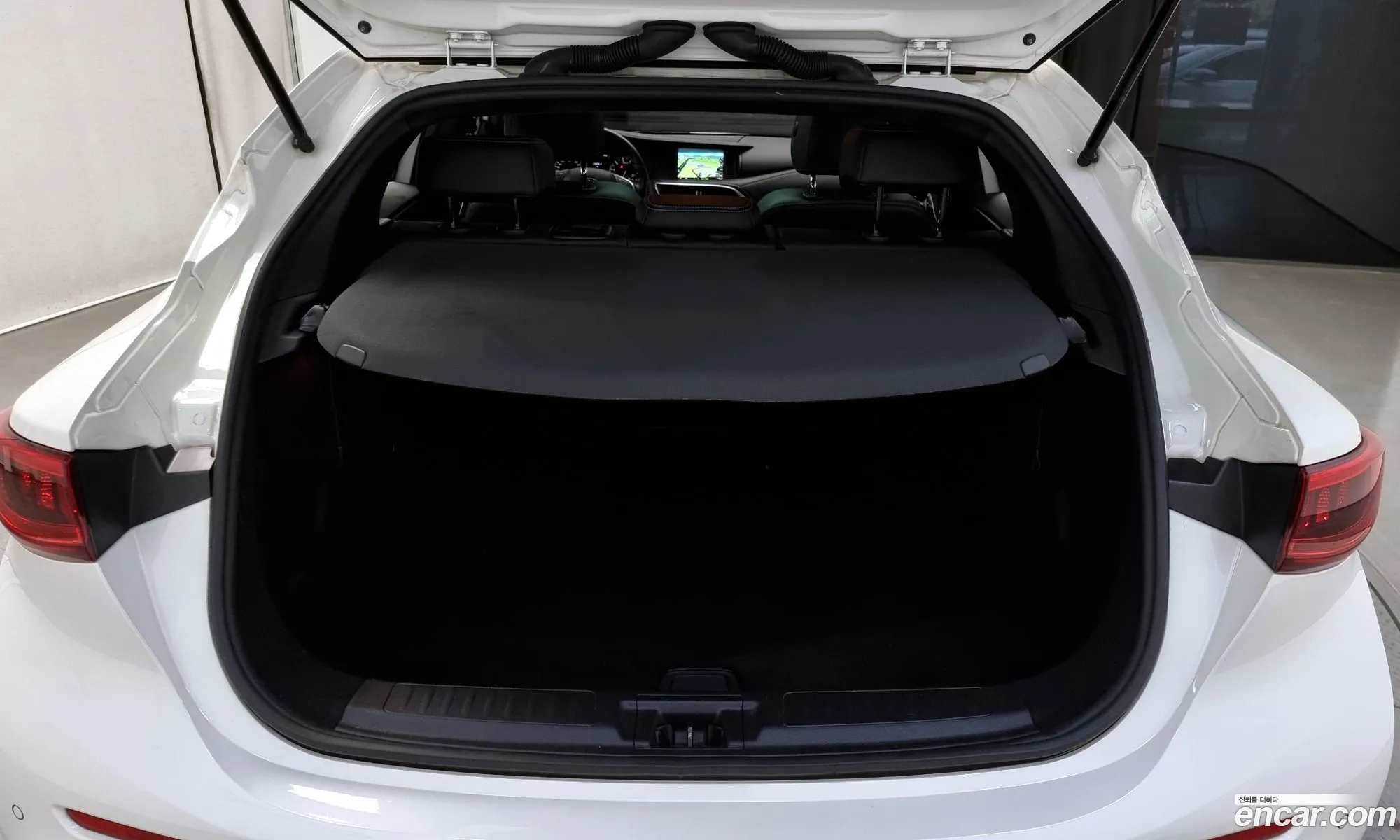 Infiniti Q30 20 Essential 2018 - фотография 3580738