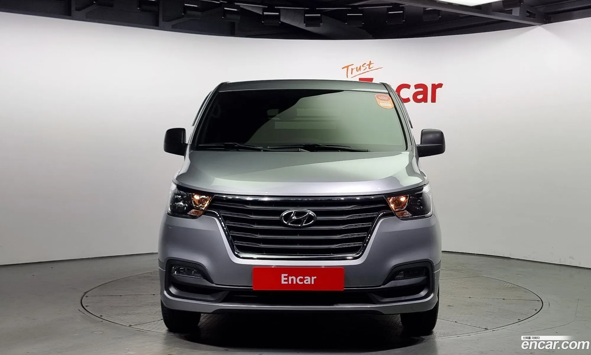 Hyundai The New Grand Starex Van 5-Seater Modern - фотография 1957373