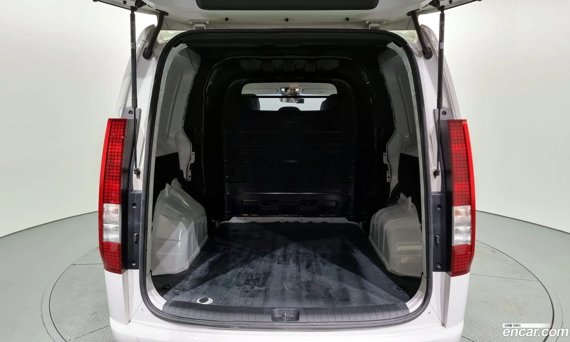 Starria Cargo 5 -Seater Smart - фотография 11297301