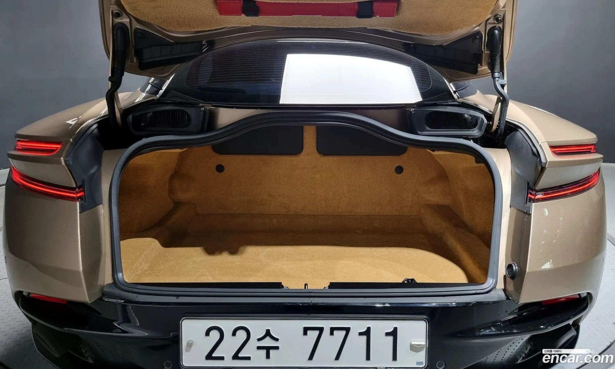 Db11 40 V8 Coupe - фотография 3525412