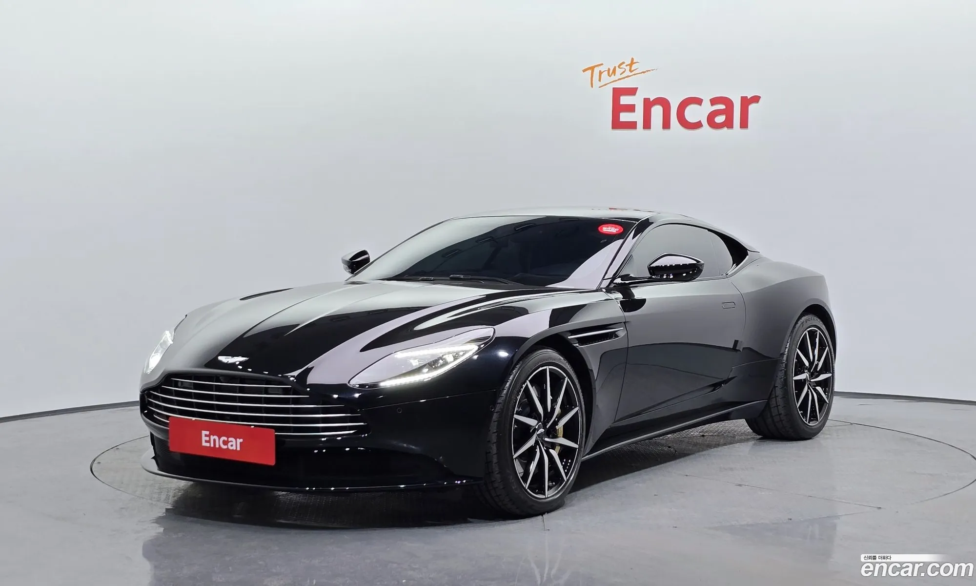 Db11 40 V8 Coupe - фотография 3525435