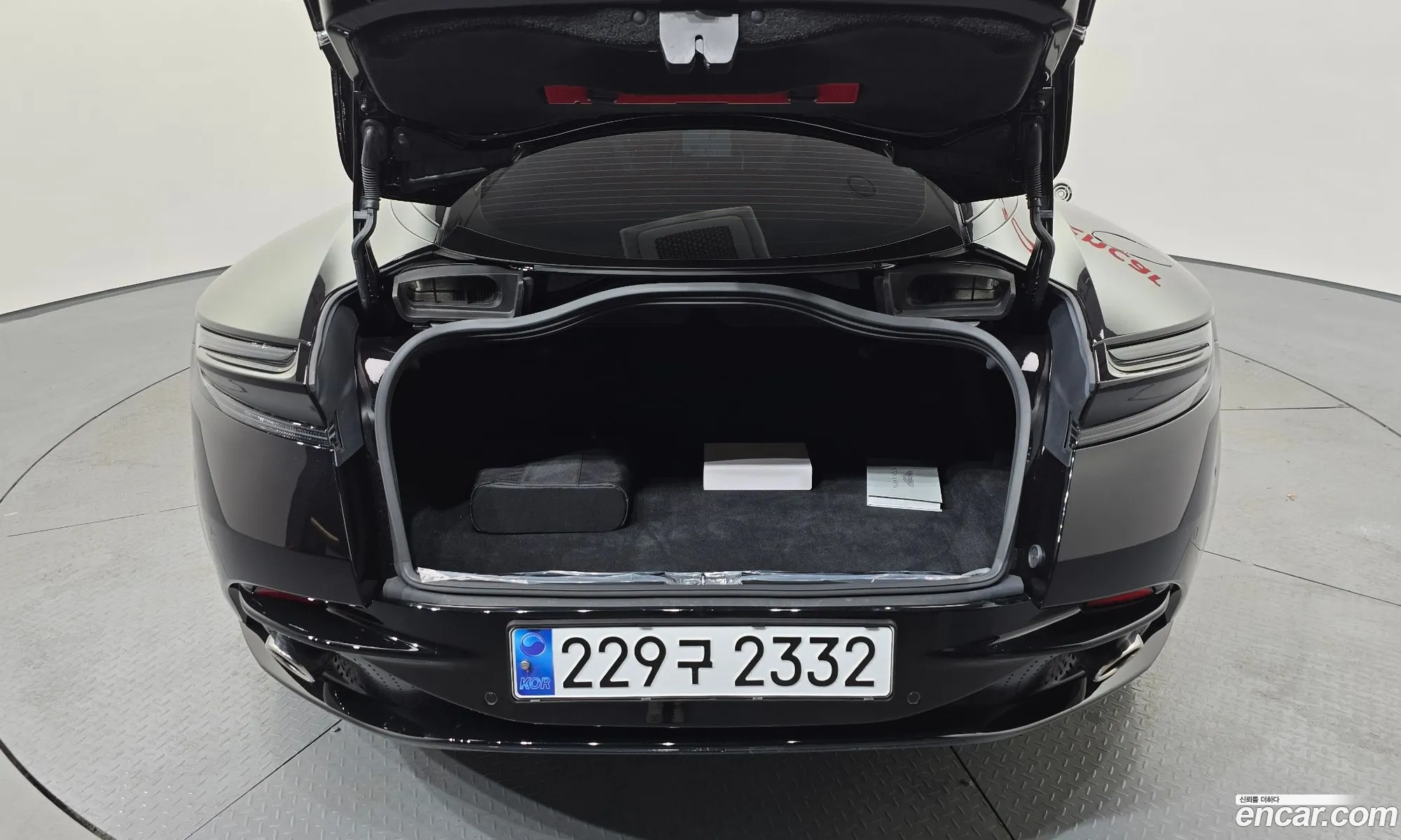 Db11 40 V8 Coupe - фотография 3525436