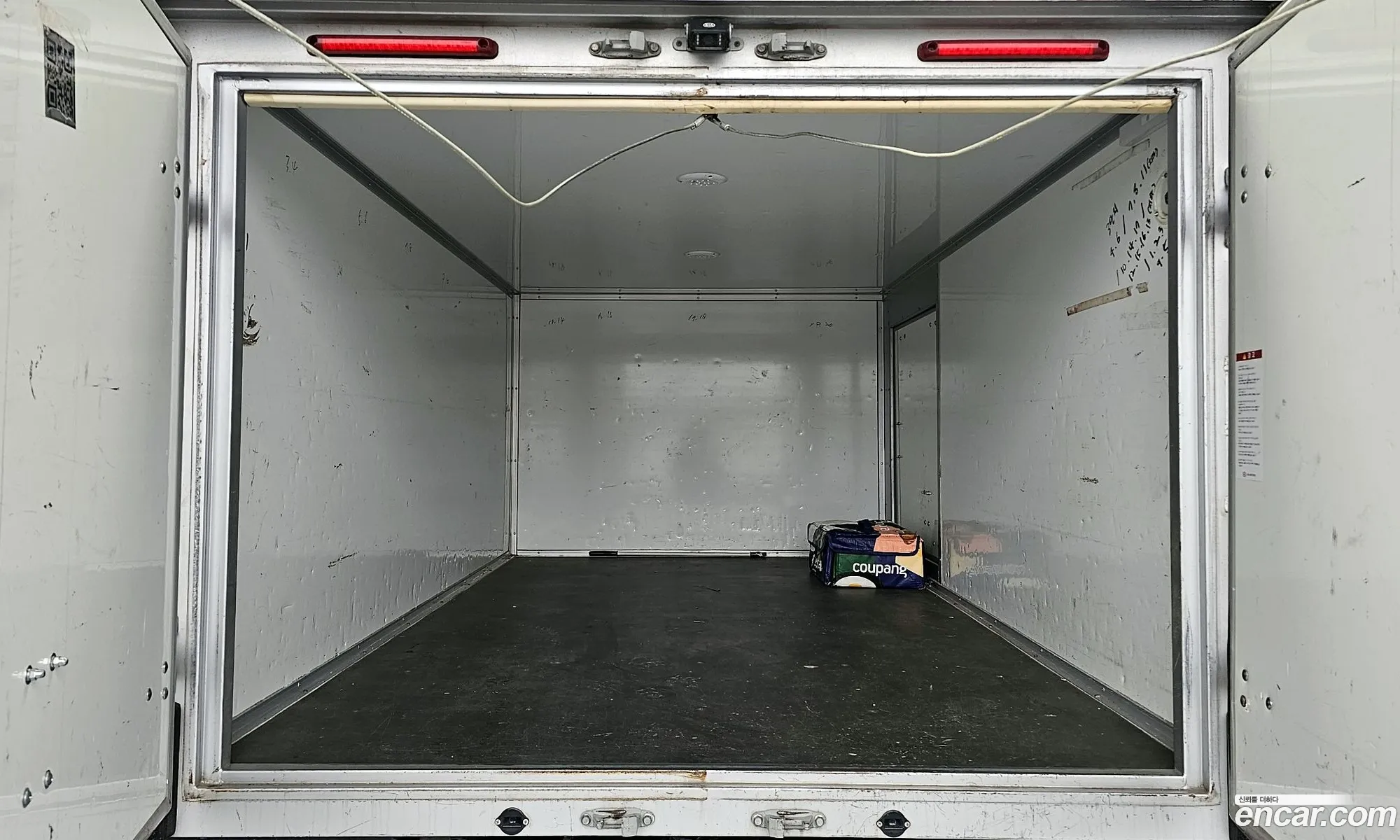 The New Bongo Iii Low Floor Built-In Top 1 Ton King Cab Ev - фотография 14201583